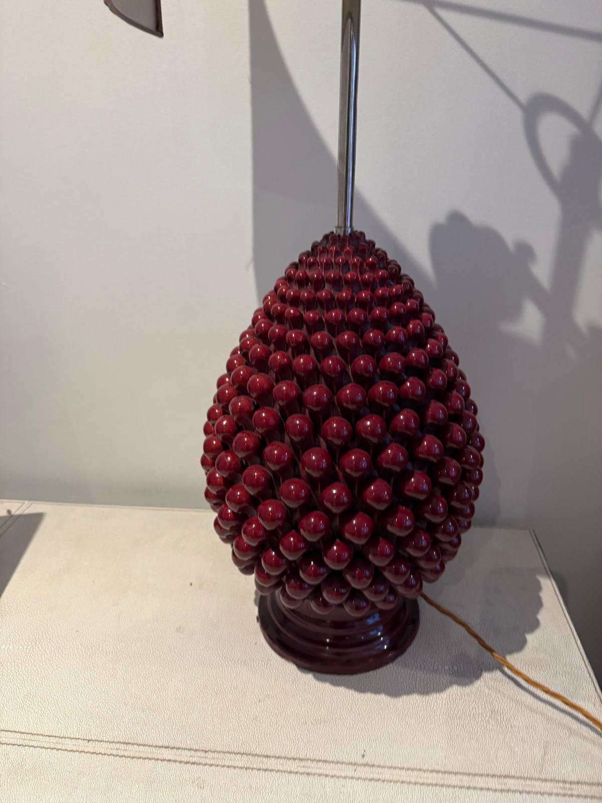 Italienische Keramik-Tischlampe aus den 1970er Jahren in Form eines Straußes roter Kirschen (Moderne der Mitte des Jahrhunderts) im Angebot