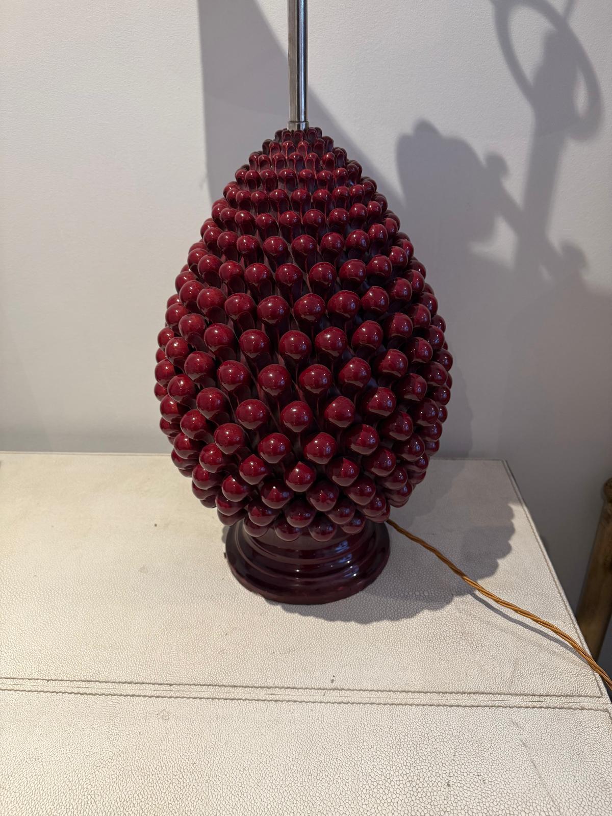 Italienische Keramik-Tischlampe aus den 1970er Jahren in Form eines Straußes roter Kirschen (Glasiert) im Angebot