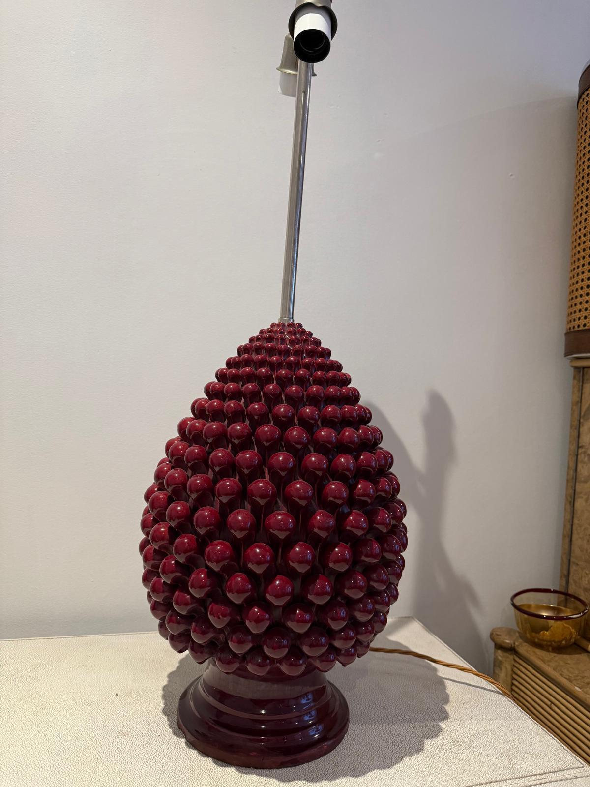 Italienische Keramik-Tischlampe aus den 1970er Jahren in Form eines Straußes roter Kirschen (20. Jahrhundert) im Angebot