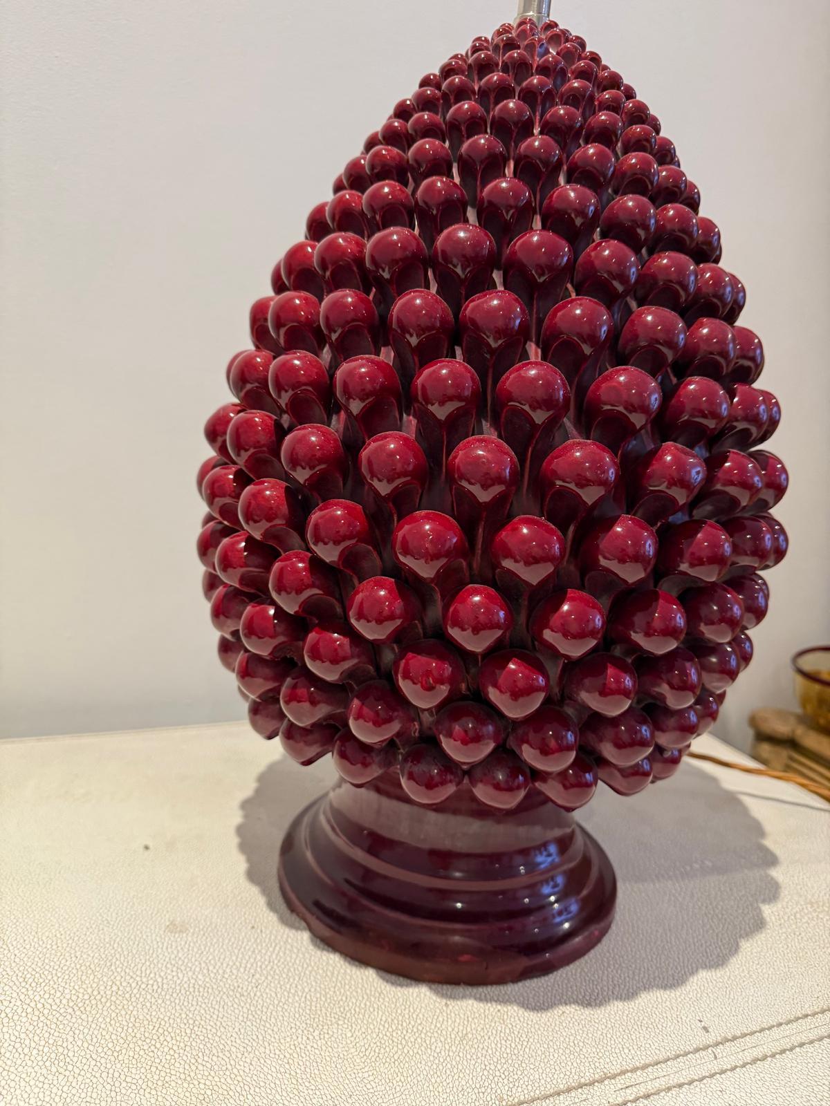 Italienische Keramik-Tischlampe aus den 1970er Jahren in Form eines Straußes roter Kirschen im Angebot 1