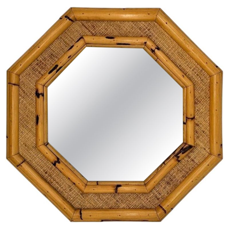 Miroir octogonal italien des années 1970 avec cadre en bambou et centre en rotin