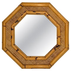 Espejo italiano octogonal de bambú de los años 70 con marco de bambú y centro de ratán