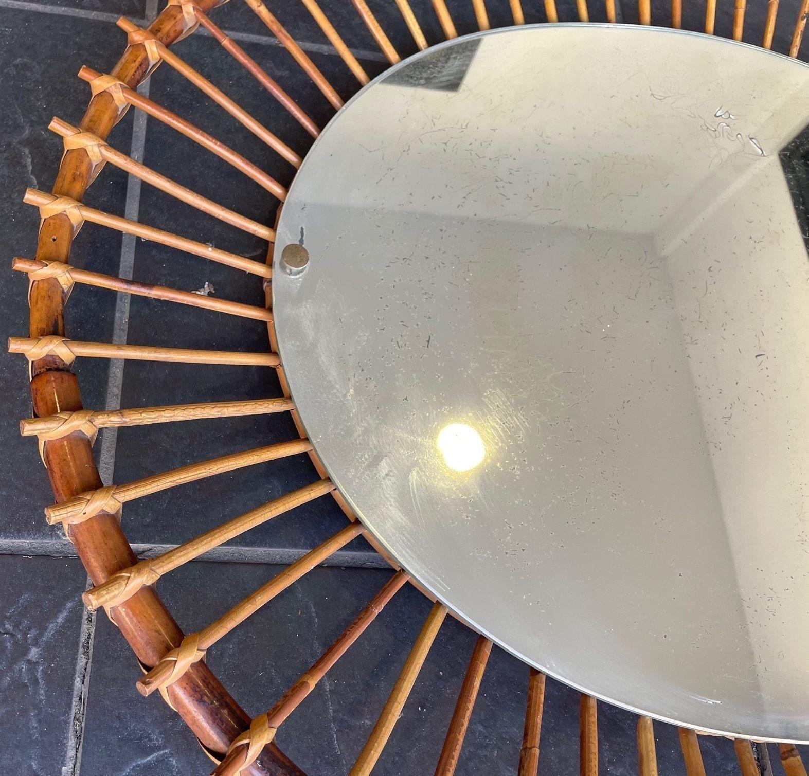 Ein italienischer ovaler Bambusspiegel aus Bleistiftschilf aus den 1970er Jahren mit originaler Spiegelplatte, die mit runden Messingbeschlägen befestigt ist. Der Teller ist original und hat einige Stockflecken - siehe zweites Foto