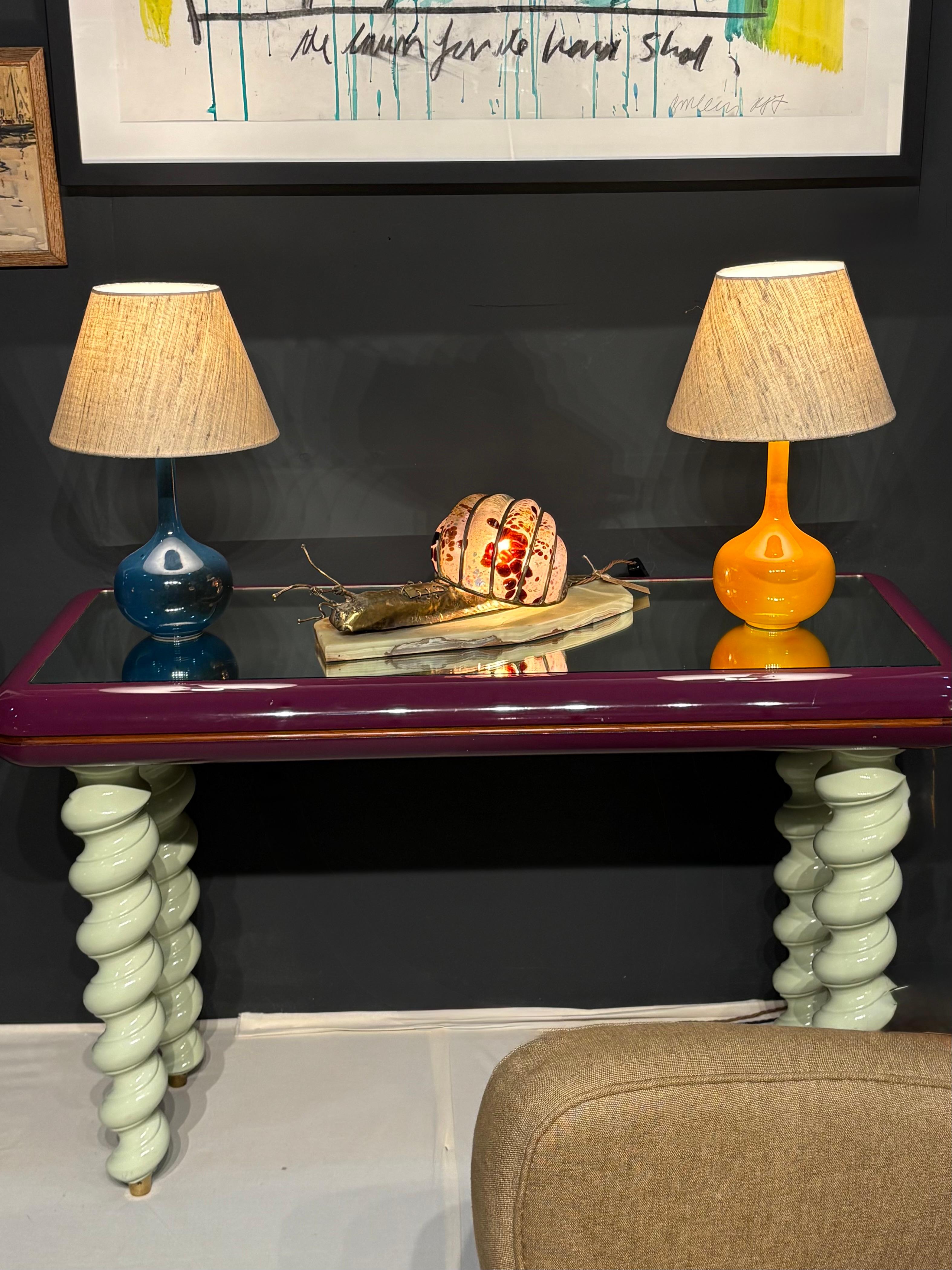Les années 1970,  Wood laqué, verre miroir et laiton,  Console italienne en vente 2