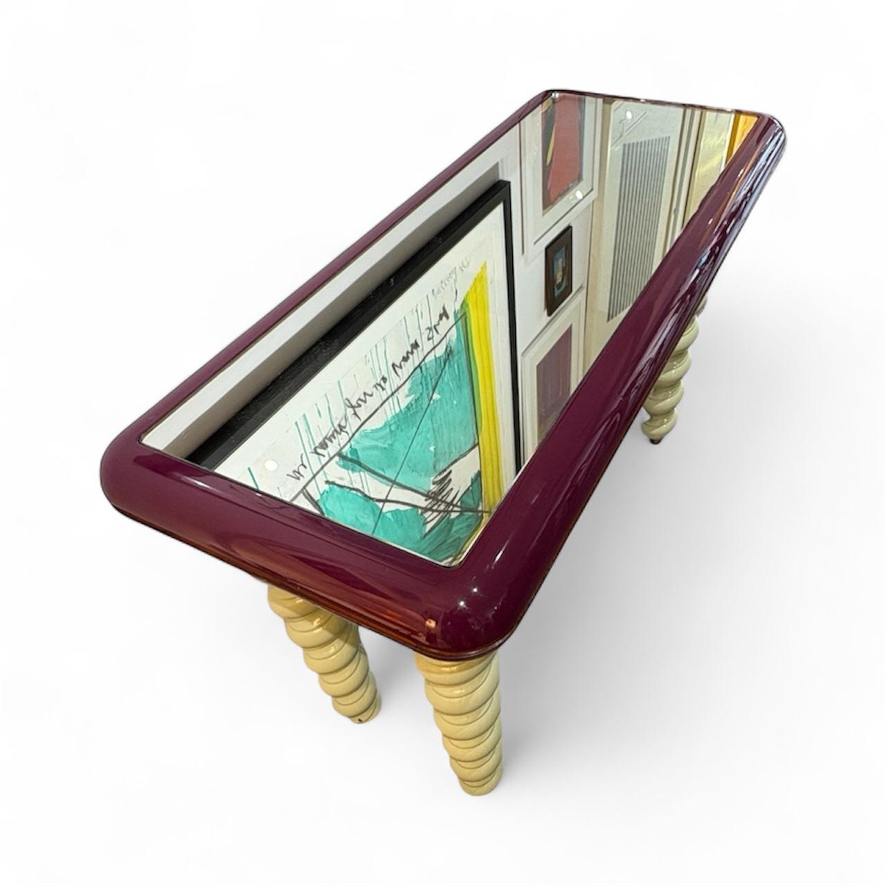 Les années 1970,  Wood laqué, verre miroir et laiton,  Console italienne Excellent état - En vente à Oxford, GB
