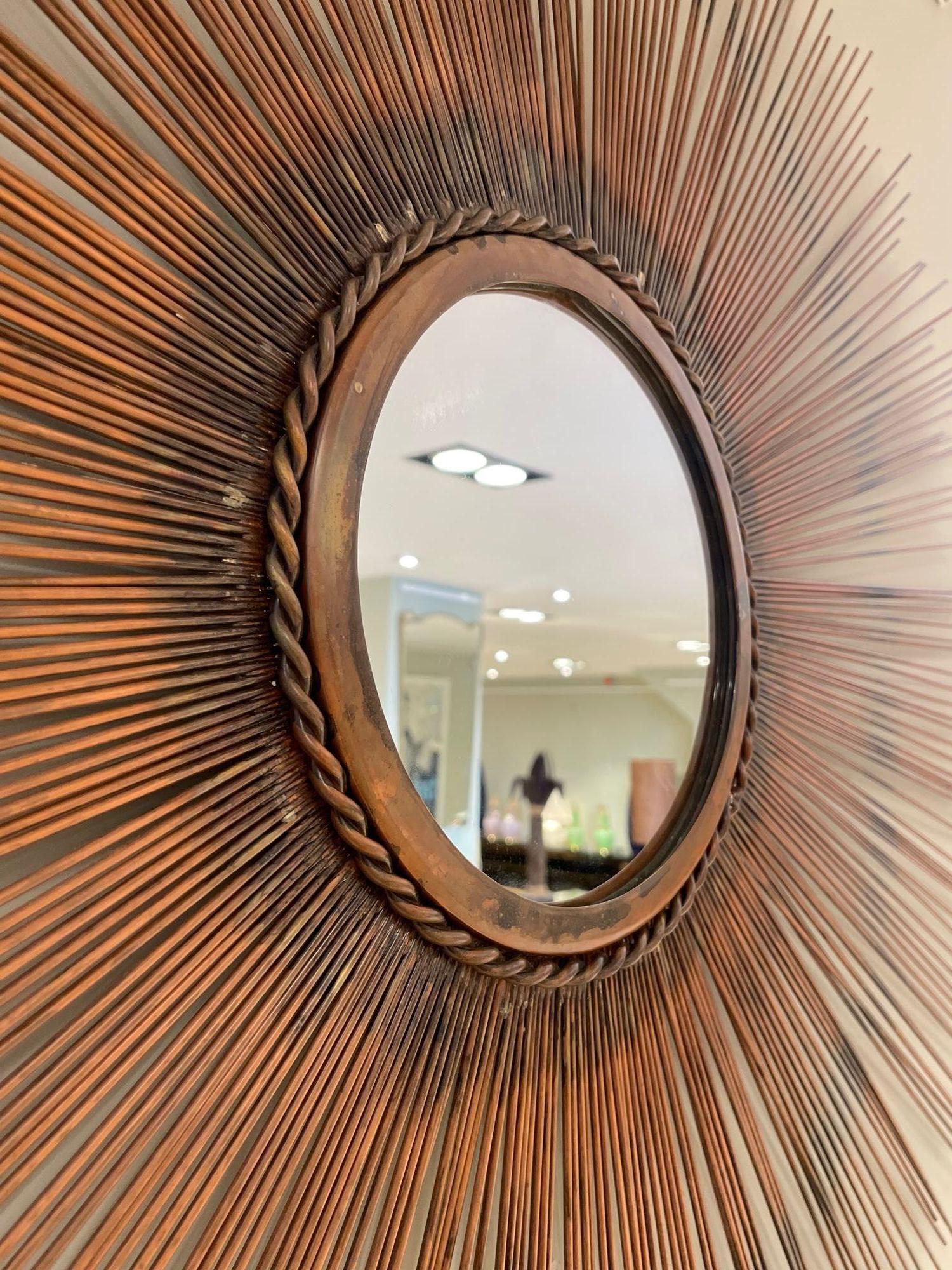 Grand miroir des années 1970 en cuivre taillé au chalumeau, avec des détails de corde torsadée autour du miroir et des détails concentriques sur le laiton taillé au chalumeau.