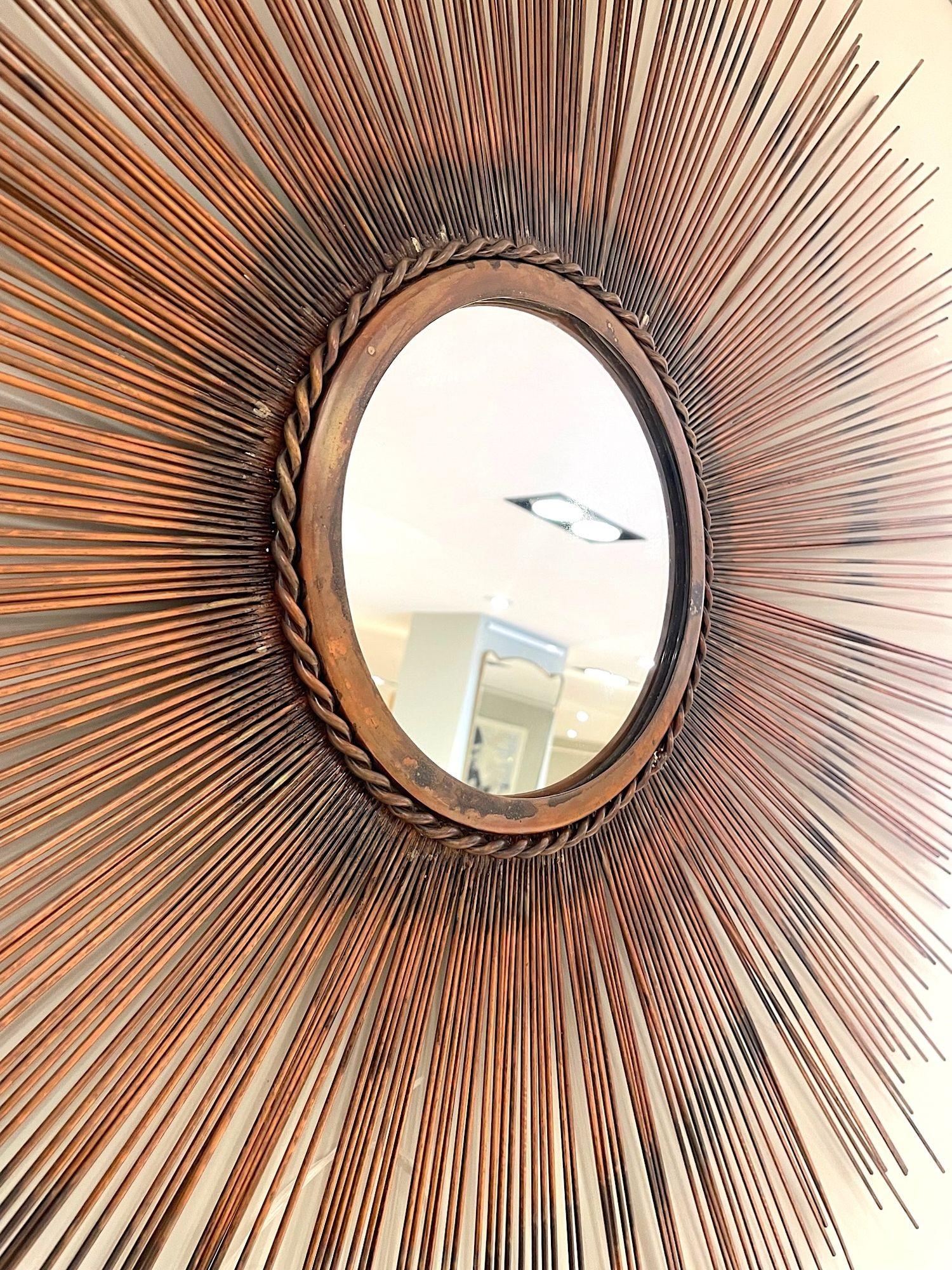 Cuivre Grand miroir en cuivre taillé au chalumeau de Curtis Jere, datant des années 1970, en forme de soleil. en vente