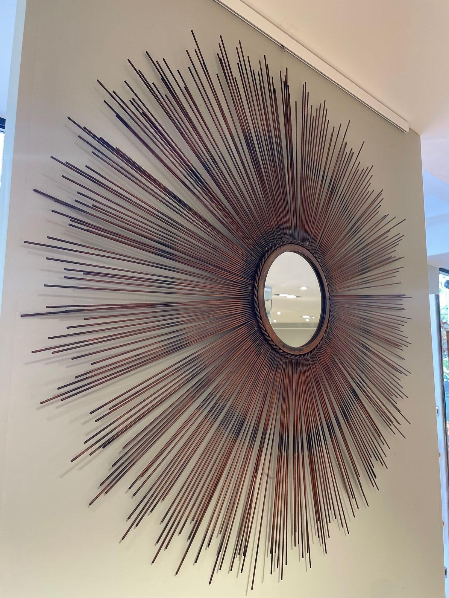 Grand miroir en cuivre taillé au chalumeau de Curtis Jere, datant des années 1970, en forme de soleil. en vente 1