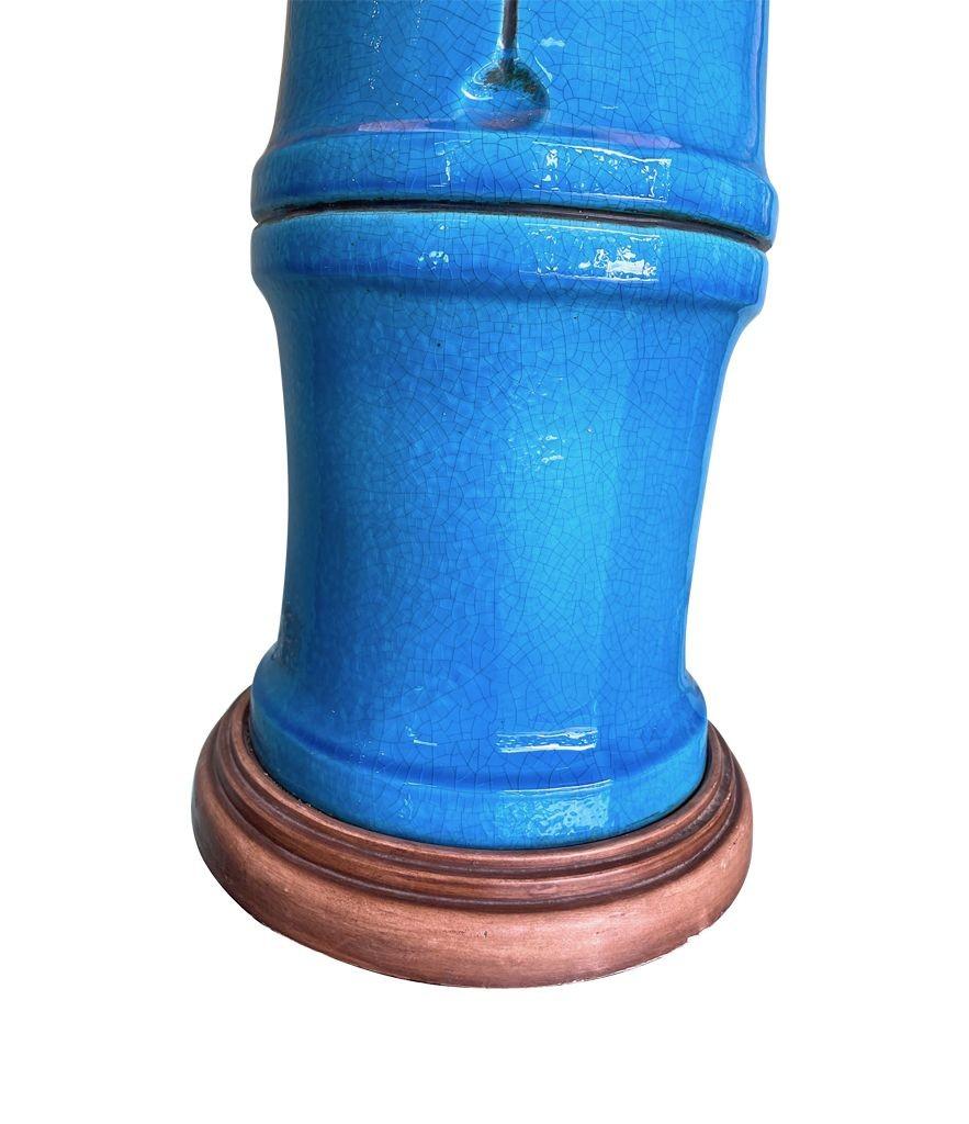 Eine große italienische blaue Lampe aus Bambusimitat aus den 1970er Jahren mit Messingbeschlägen im Angebot 8