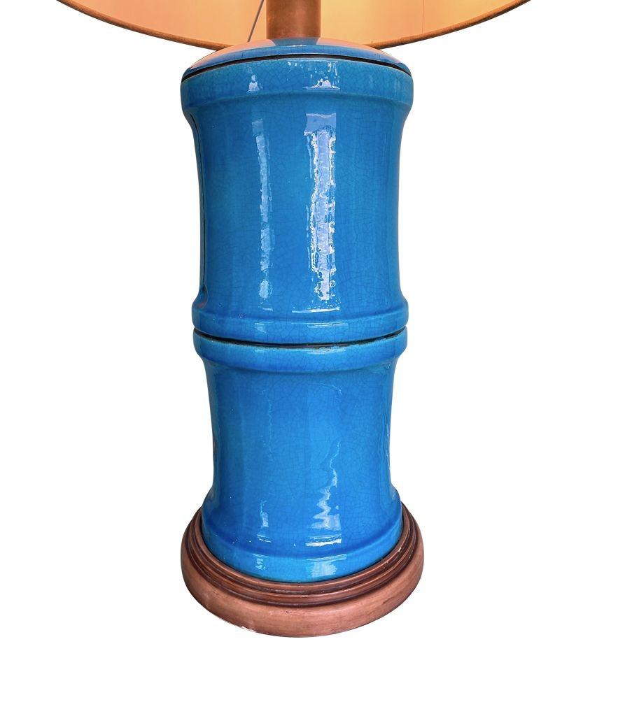 Eine große italienische blaue Lampe aus Bambusimitat aus den 1970er Jahren mit Messingbeschlägen (Moderne der Mitte des Jahrhunderts) im Angebot