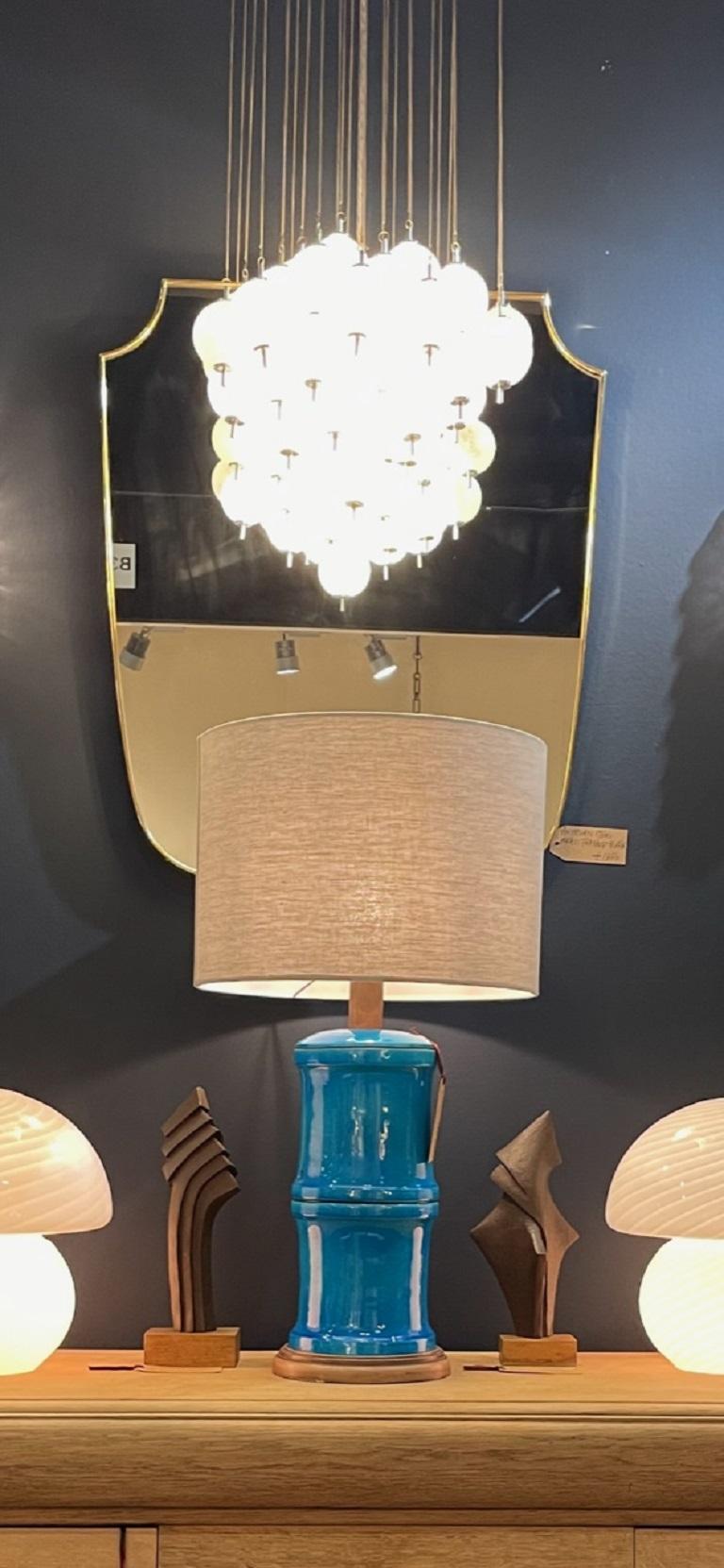 Eine große italienische blaue Lampe aus Bambusimitat aus den 1970er Jahren mit Messingbeschlägen im Angebot 2