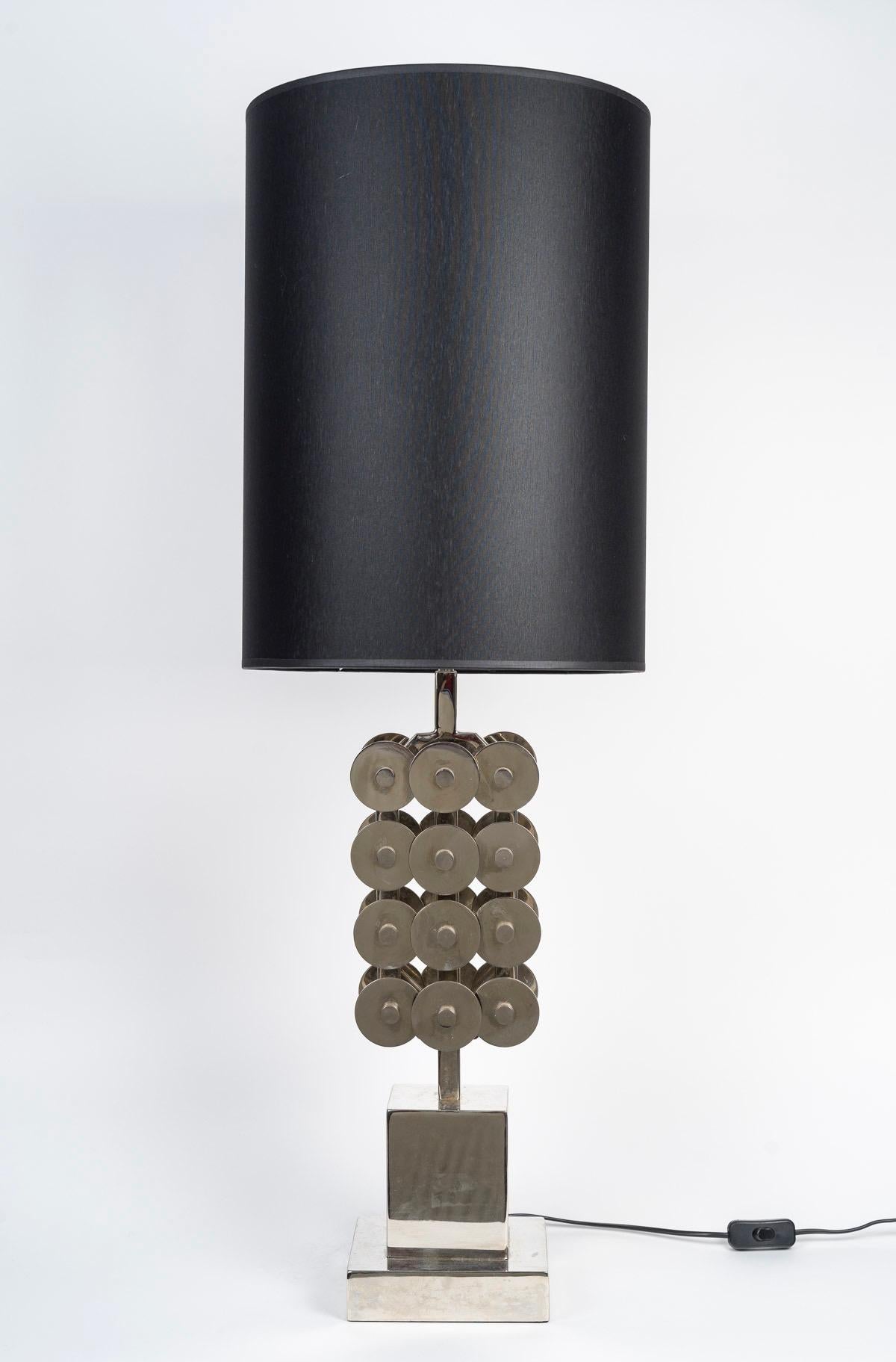 Una lussuosa lampada da tavolo vintage cromata degli anni '70

Una lampada vintage a 