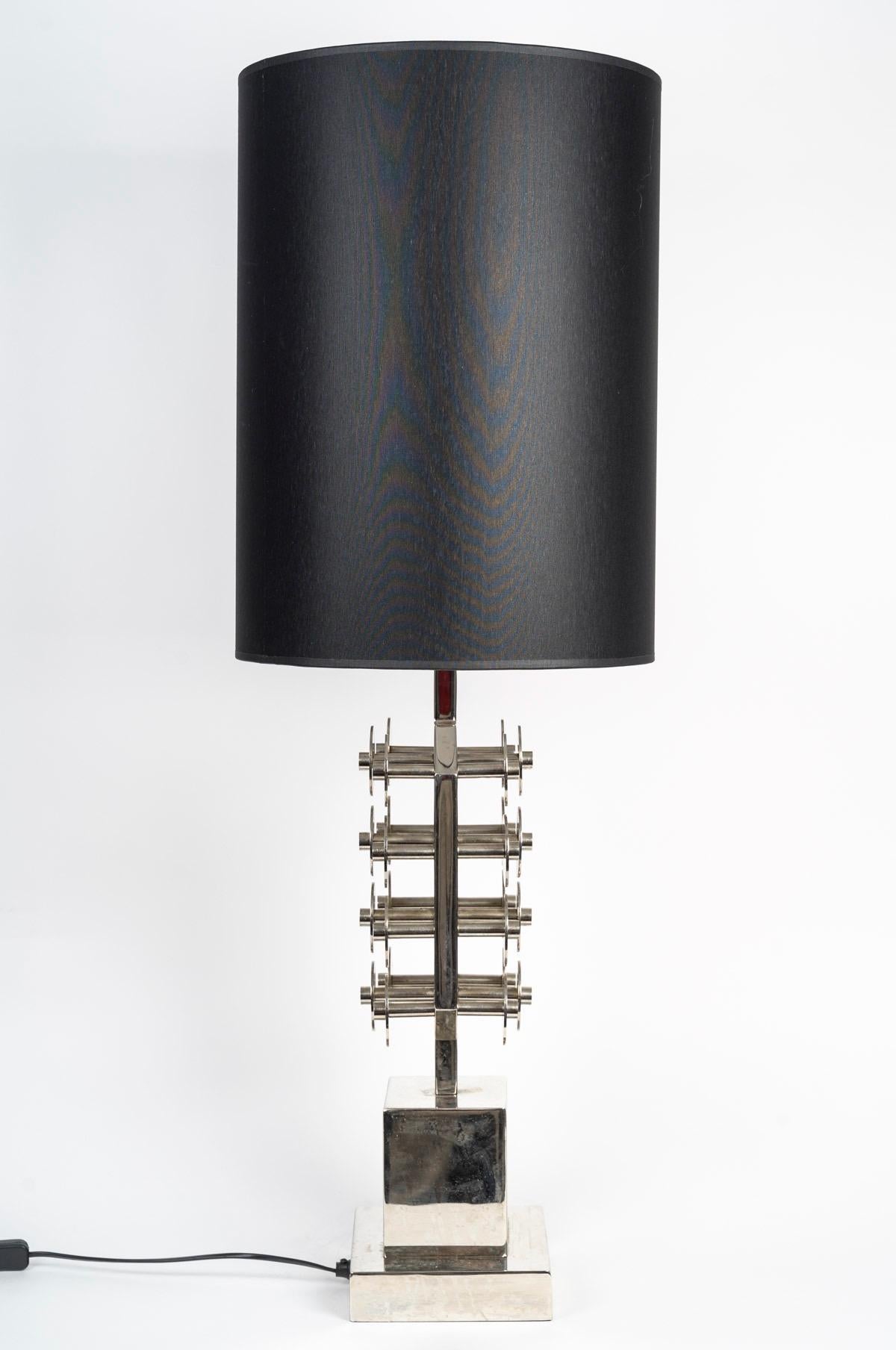 Francese Una lussuosa lampada da tavolo vintage cromata degli anni '70 in vendita