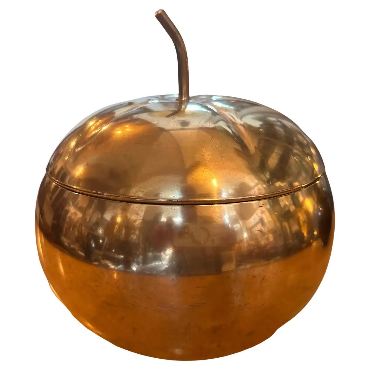 A 1970s Mid-Century Modern Brass Pumpkin Italian Ice Bucket In Good Condition For Sale In Aci Castello, IT