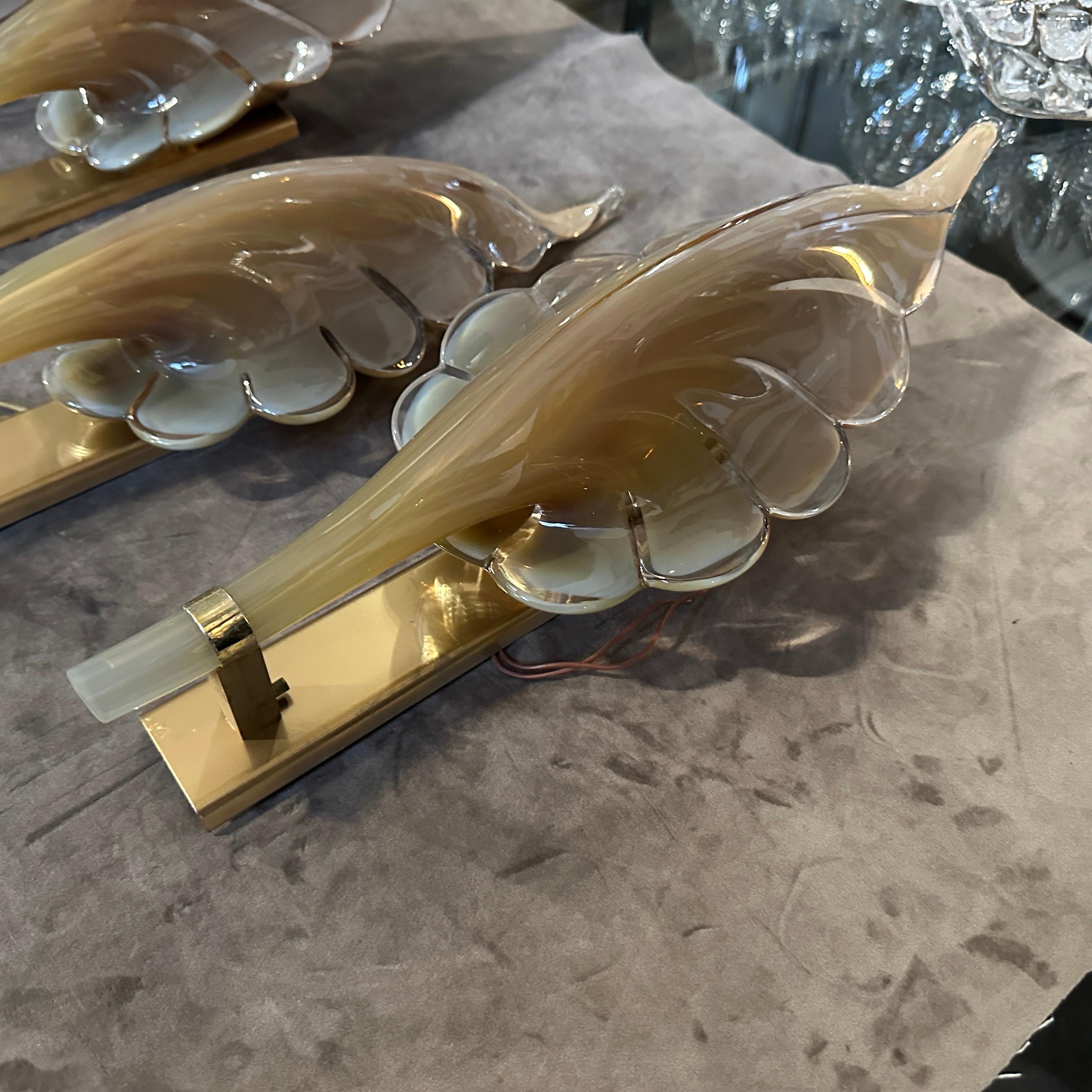 A 1970s Mid-Century Modern Brown Murano Glass Leaf Wall Sconce by Franco Luce In Good Condition For Sale In Aci Castello, IT