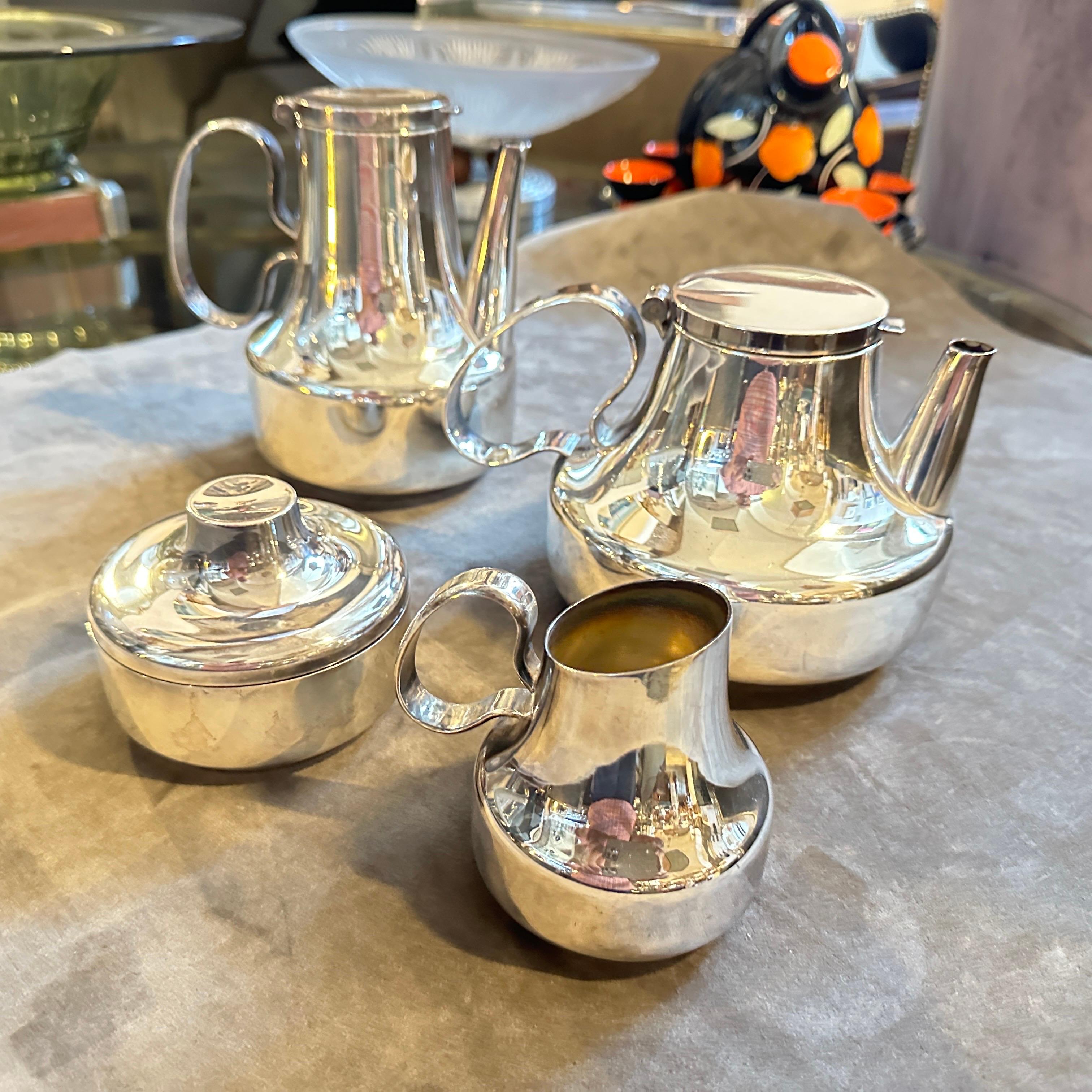 Un set di Lino Sabattini placcato in argento degli anni '70, metà del secolo scorso, mod. Suite 1967 in vendita 10
