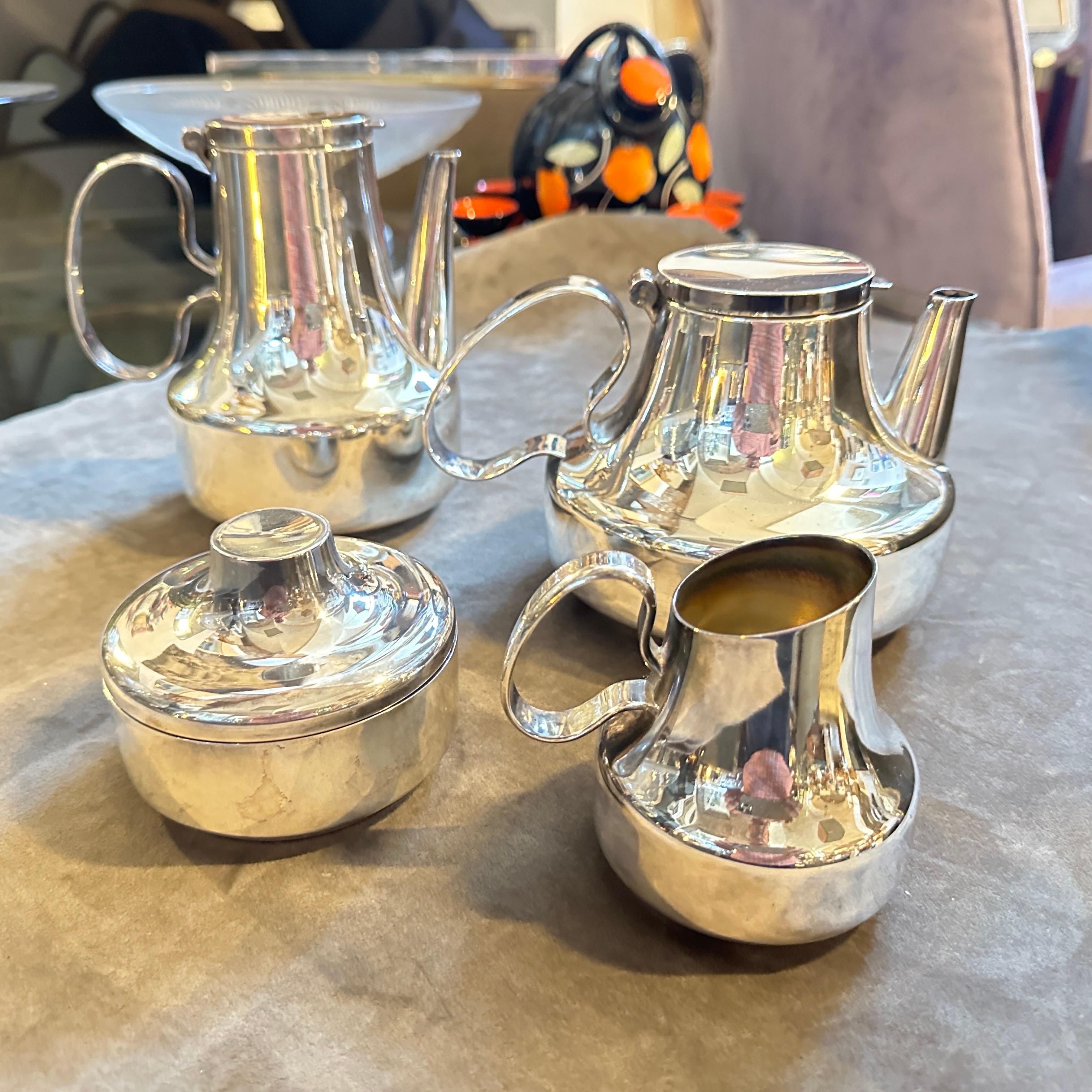 Squisito set da caffè e da tè in argento di Lino Sabattini, metà del secolo scorso.
Eccezionale e raro set da caffè e tè da quattro pezzi, disegnato dal celebre argentiere italiano Lino Sabattini. Prodotto negli anni '70, questo set esemplifica