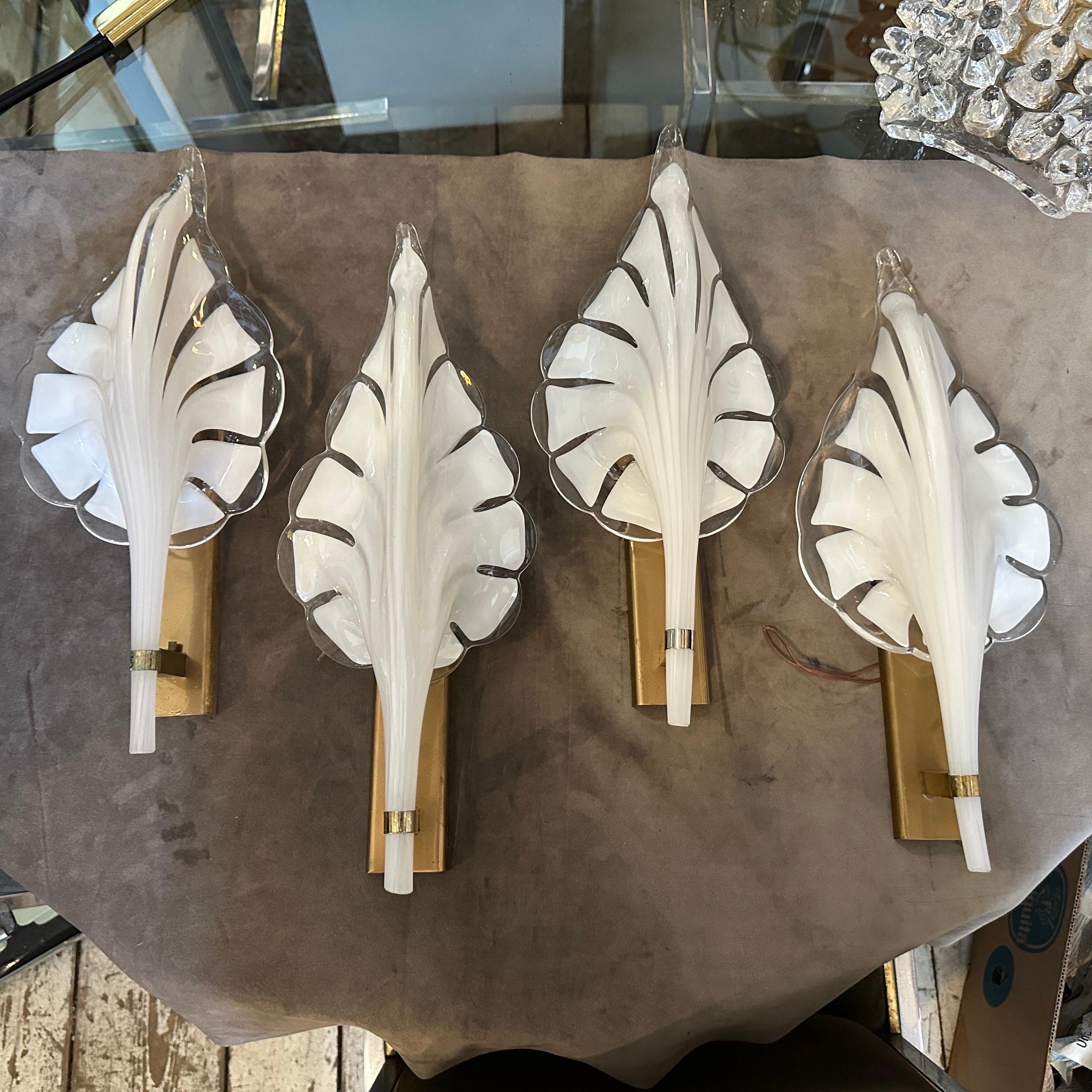 A 1970s Mid-Century Modern White Murano Glass Leaf Wall Sconce by Franco Luce In Good Condition For Sale In Aci Castello, IT