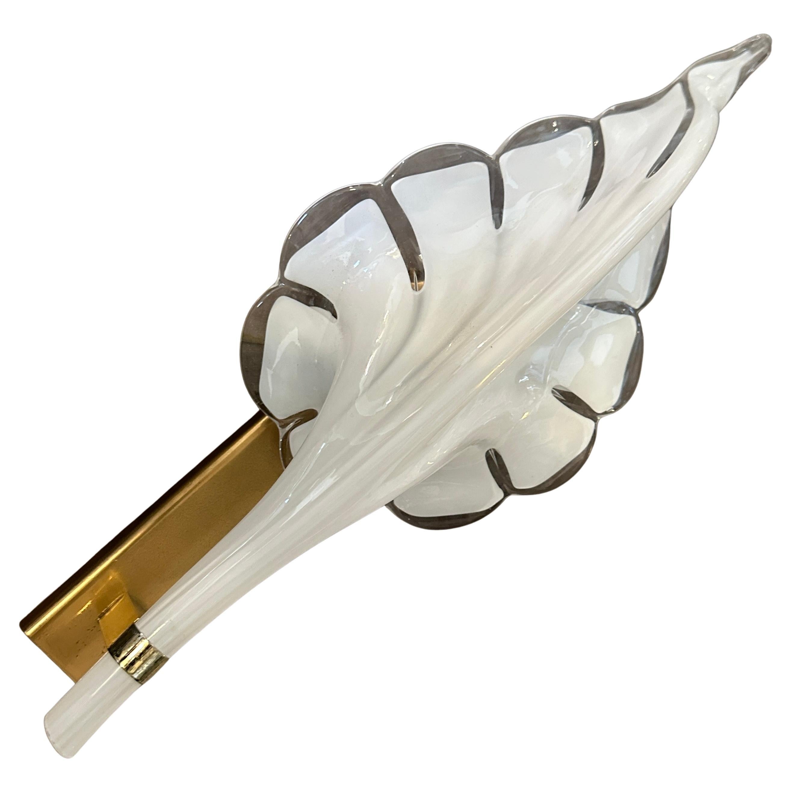 Mid-Century moderno Un'applique a foglia in vetro di Murano bianco della metà del secolo scorso, opera di Franco Luce in vendita