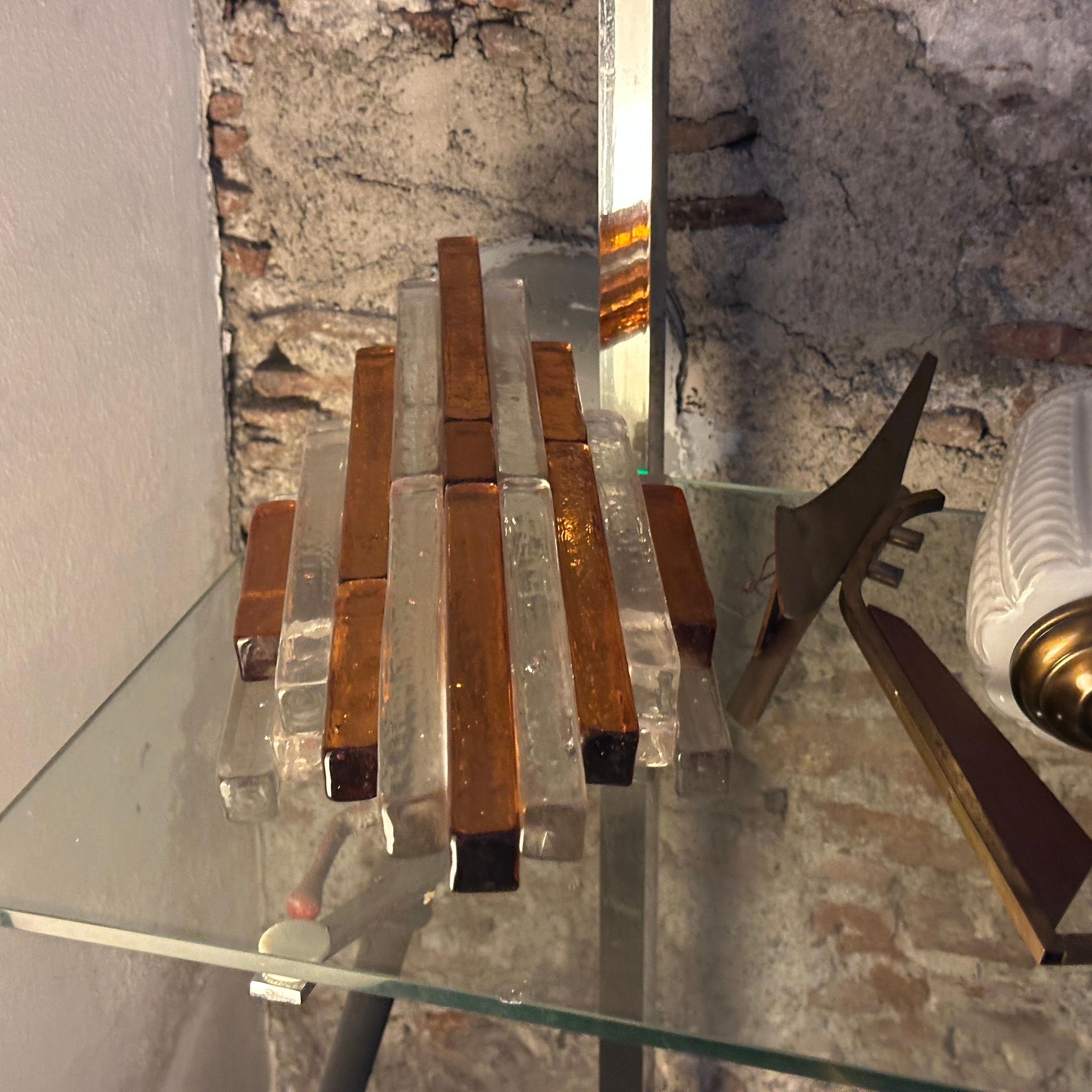 A 1970s Brutalist Amber and Clear Stacked Glass Linea Wall Sconce by Poliarte In Good Condition For Sale In Aci Castello, IT