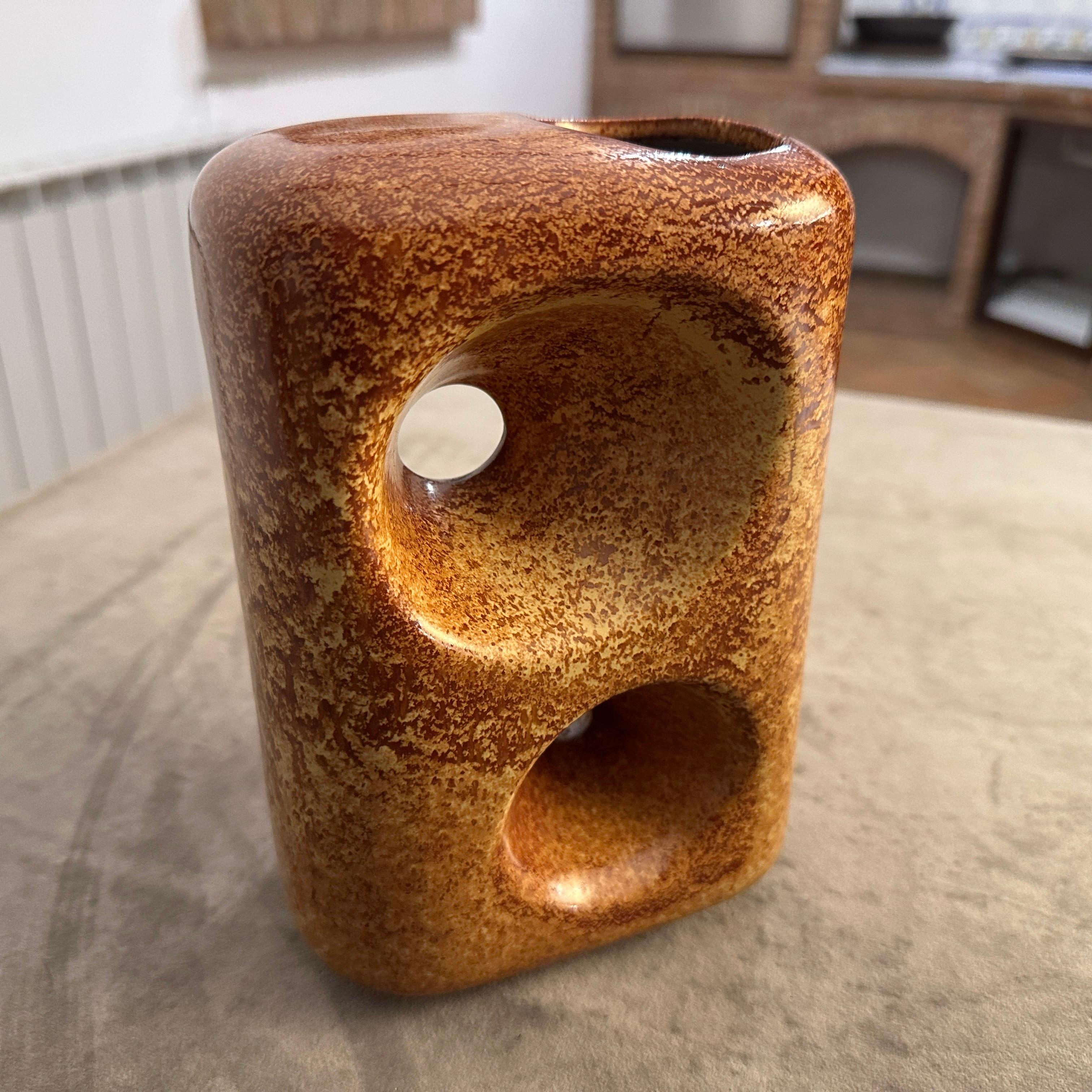 Diese ikonische braune und beigefarbene Keramikvase wurde in den siebziger Jahren von Bertoncello in Italien entworfen und hergestellt. Sie verkörpert die Designmerkmale dieser Zeit und zeigt eine Mischung aus Modernismus, Erdtönen und italienischer