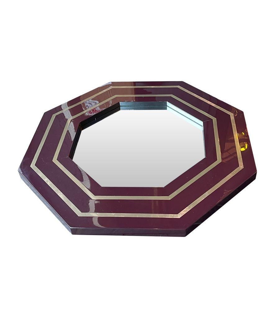Miroir octogonal de Jean Claude Mahey des années 1970 avec cadre incrusté de laiton en vente 2