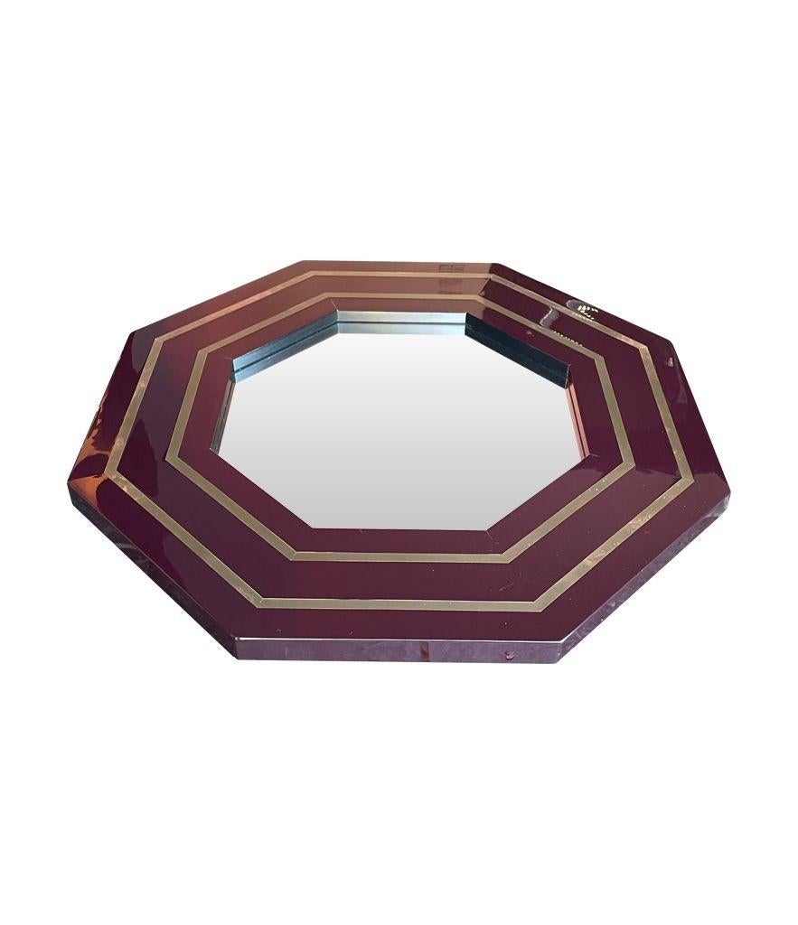 Miroir octogonal de Jean Claude Mahey des années 1970 avec cadre incrusté de laiton en vente 3