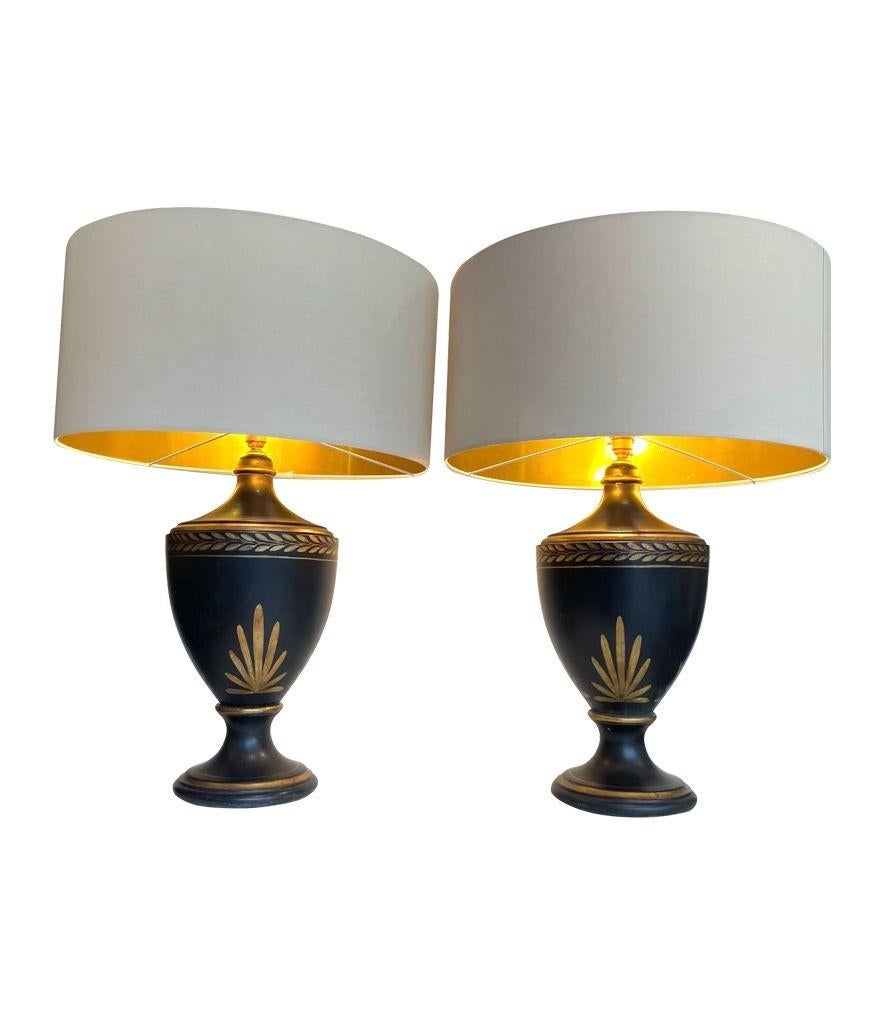 Doré Paire de grandes lampes en céramique noire peintes et dorées des années 1970 dans un style classique en vente