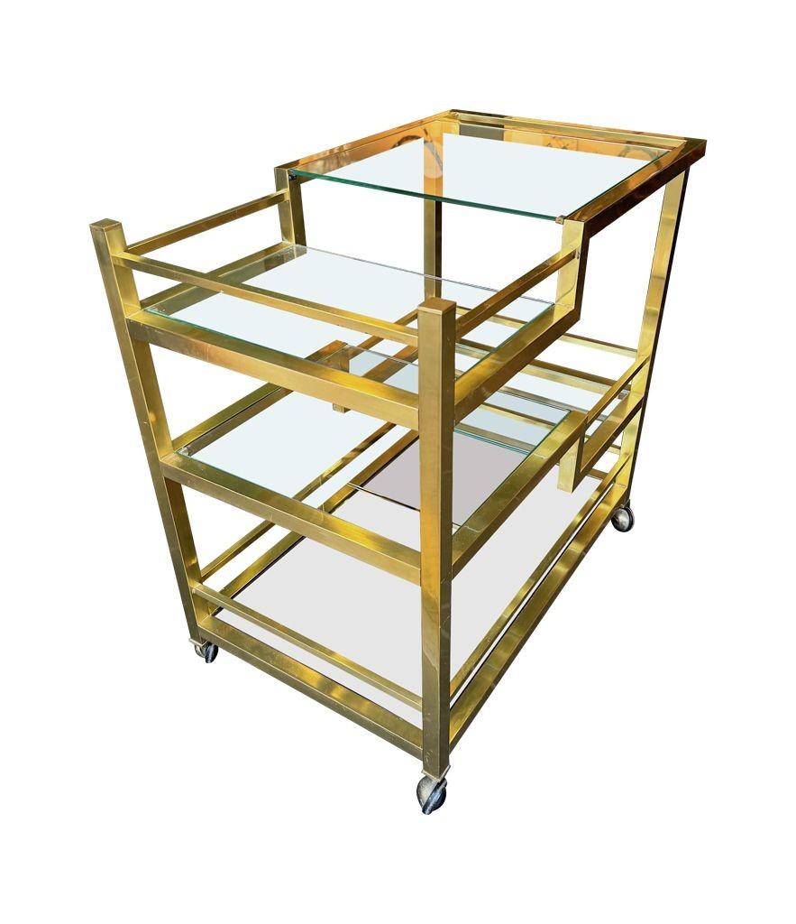 Ein italienischer Romeo Rega Barwagen aus den 1970er Jahren mit mehreren Ablagen aus Rauchglas (Moderne der Mitte des Jahrhunderts) im Angebot
