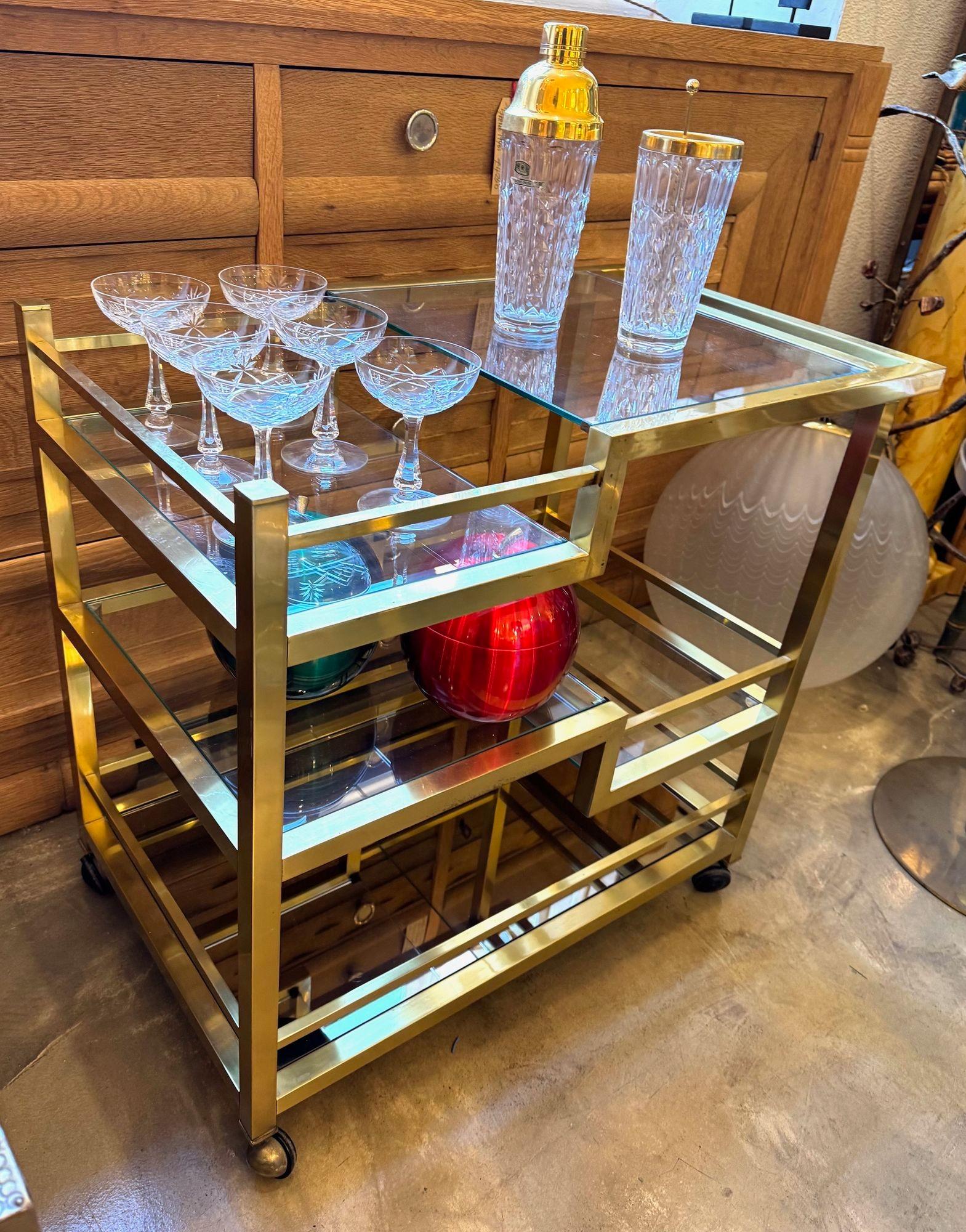 Ein italienischer Romeo Rega Barwagen aus den 1970er Jahren mit mehreren Ablagen aus Rauchglas im Angebot 2
