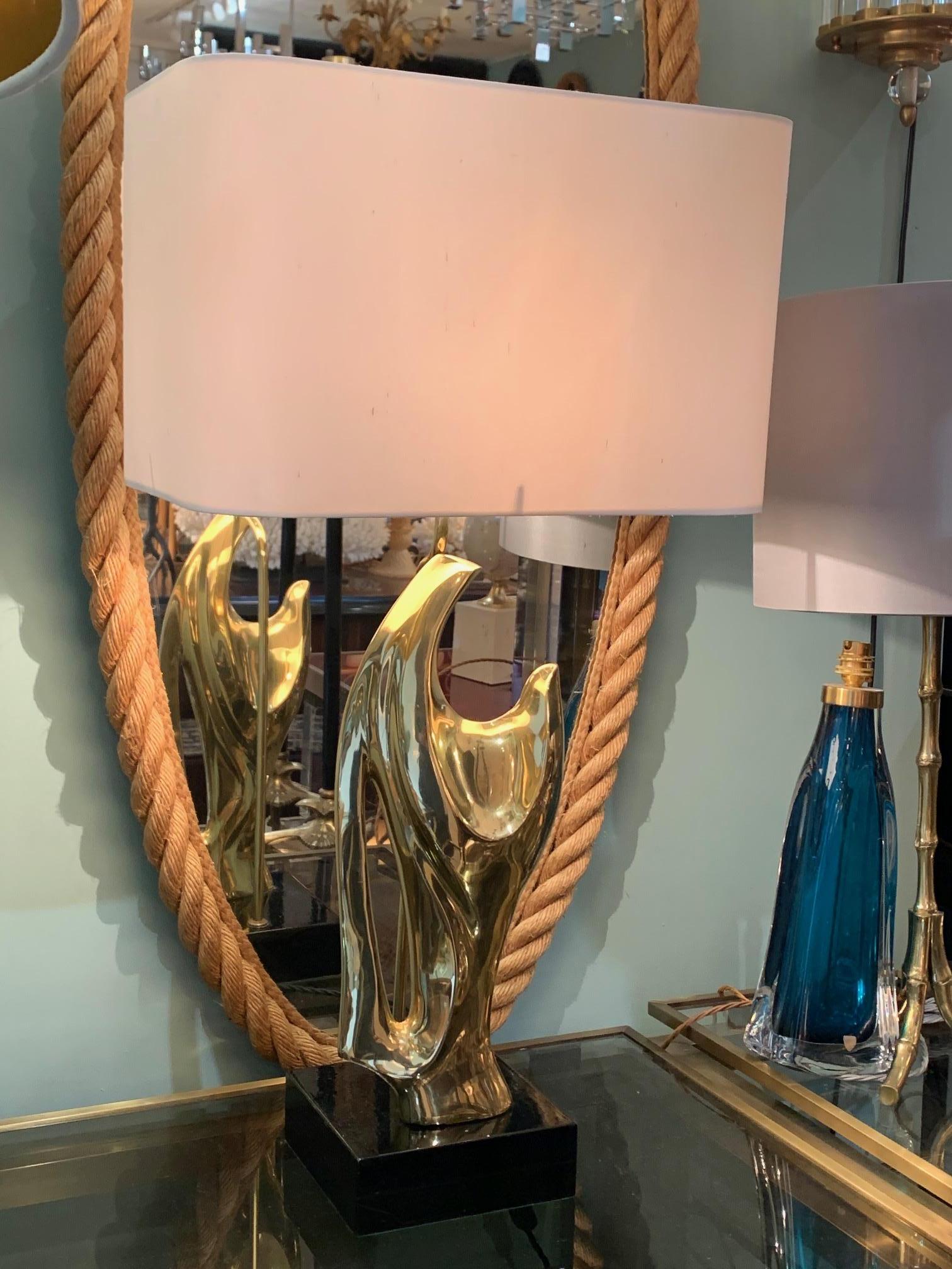 A 1970s sculptural brass lamp in the style of Alain Chervet with black lacquered base and cream shade. Re wired with new fittings, antique gold cord flex and PAT tested.