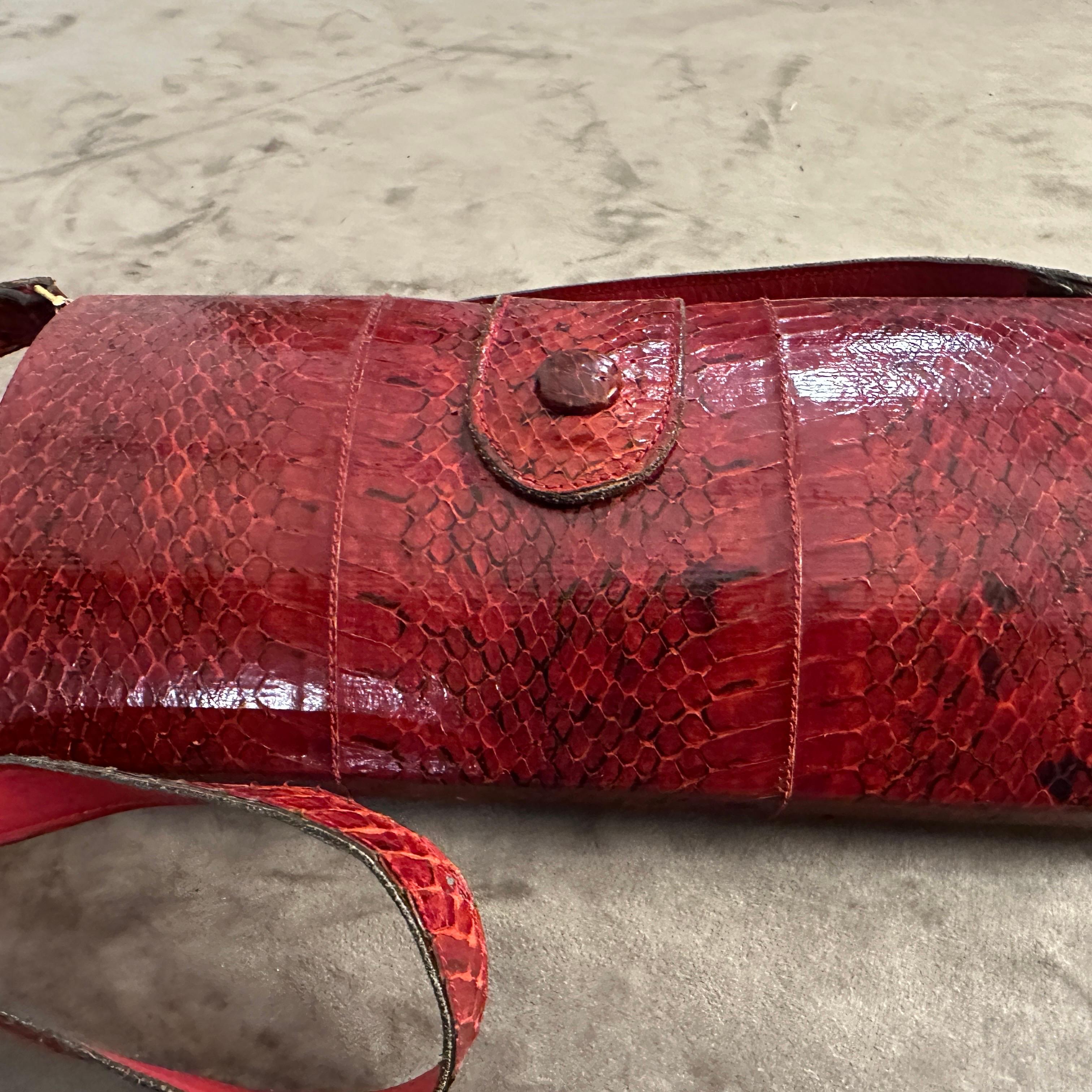 A 1970s Textured Red Leather and Brass ItalianShoulder Bag For Sale 6