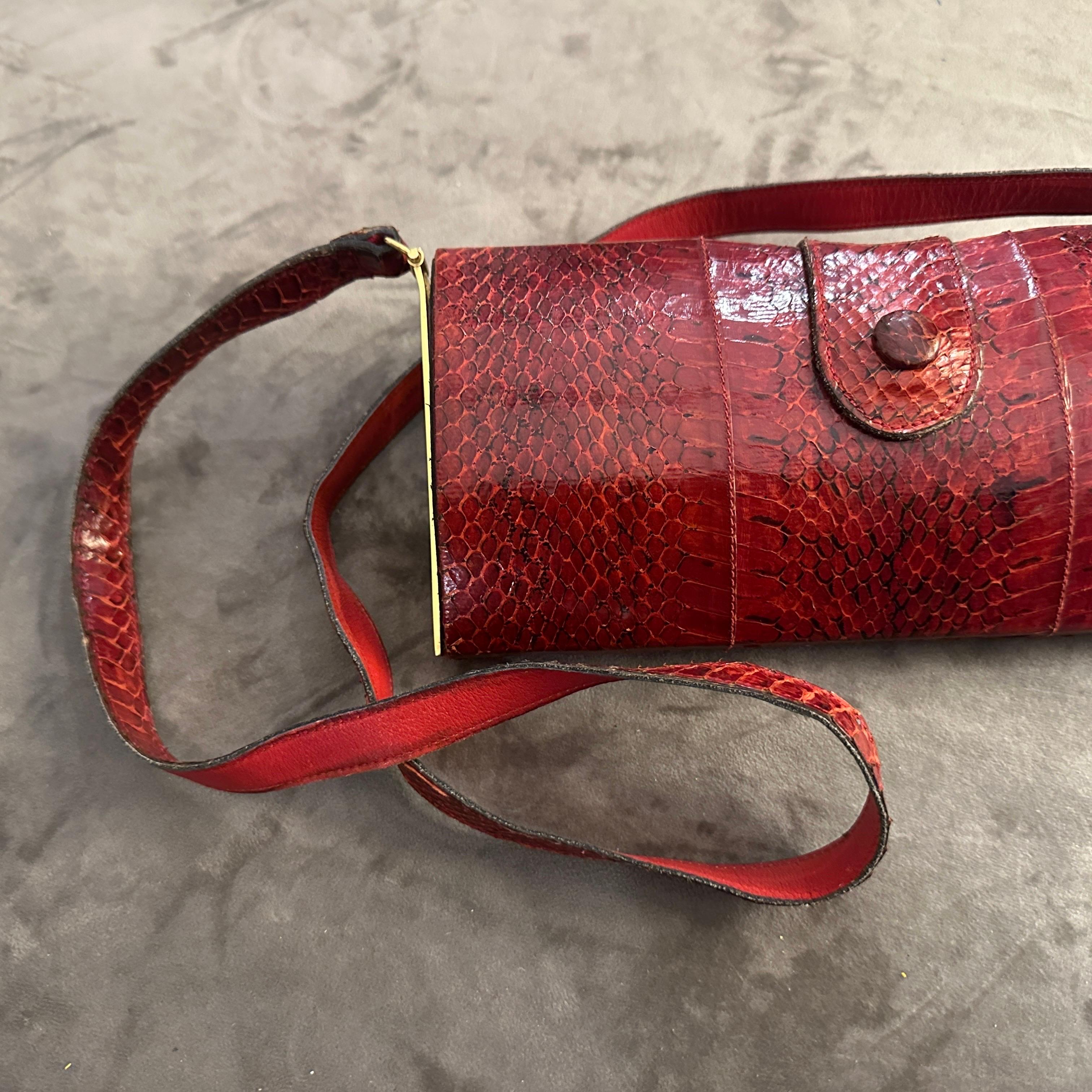 A 1970s Textured Red Leather and Brass ItalianShoulder Bag For Sale 8
