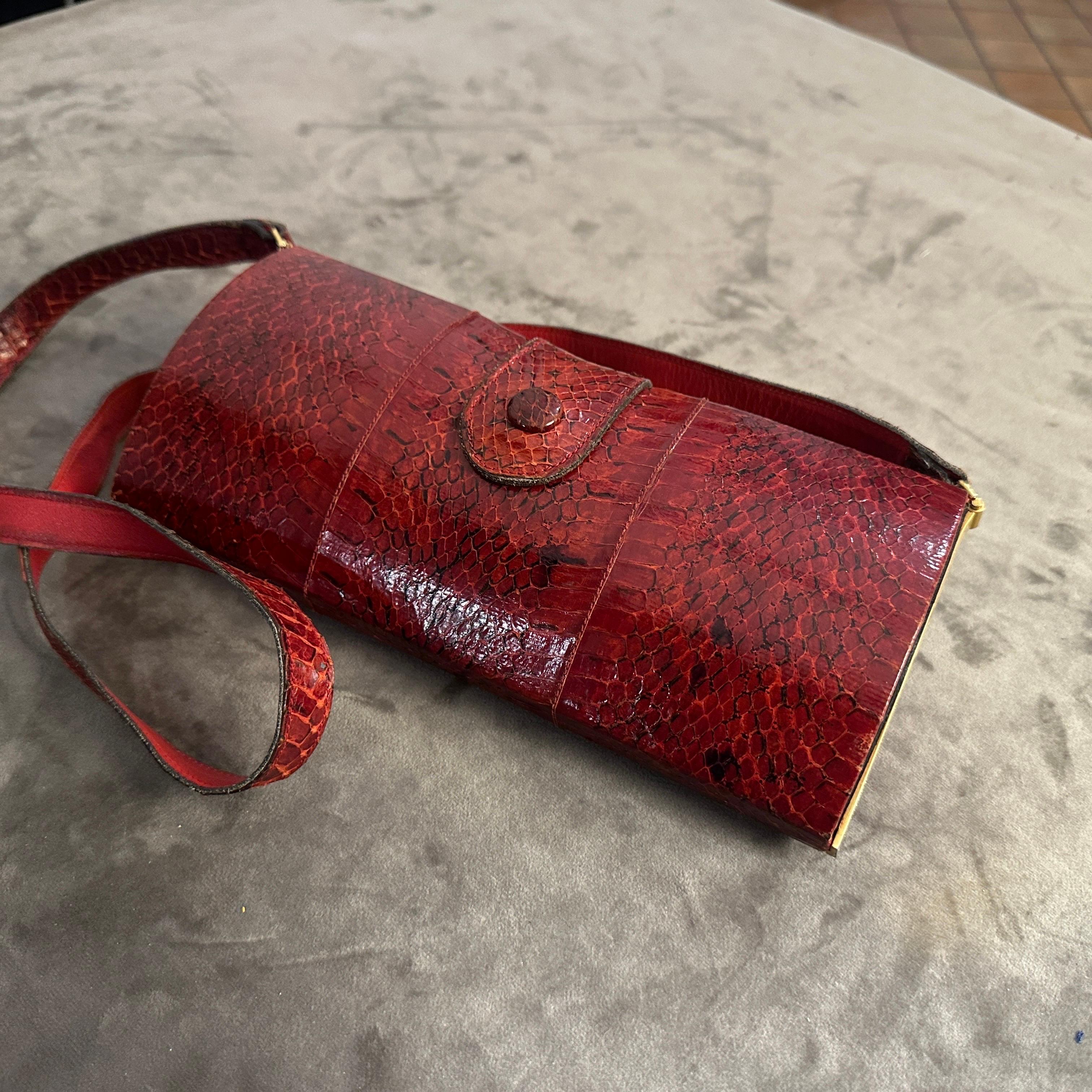 A 1970s Textured Red Leather and Brass ItalianShoulder Bag For Sale 9
