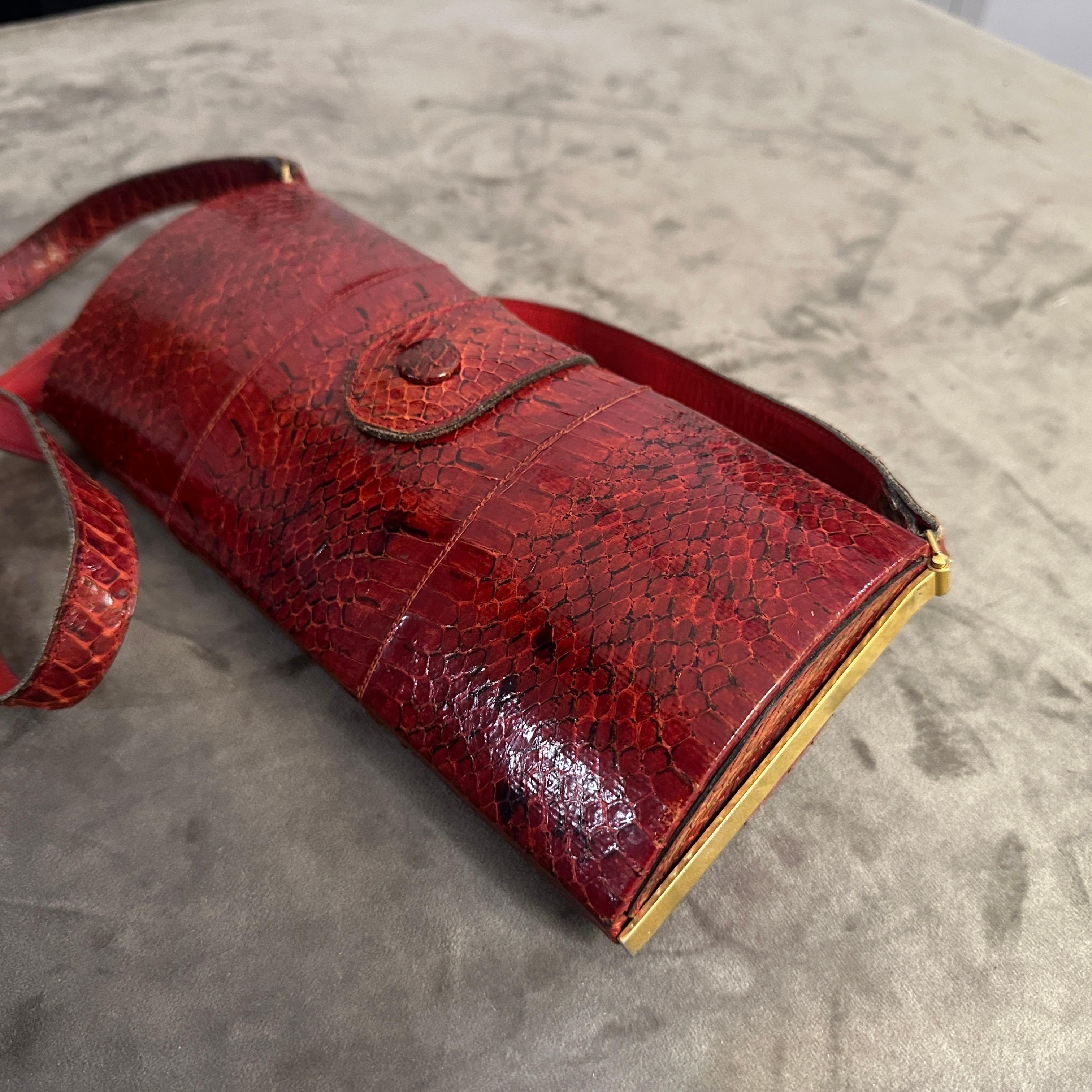 A 1970s Textured Red Leather and Brass ItalianShoulder Bag For Sale 10