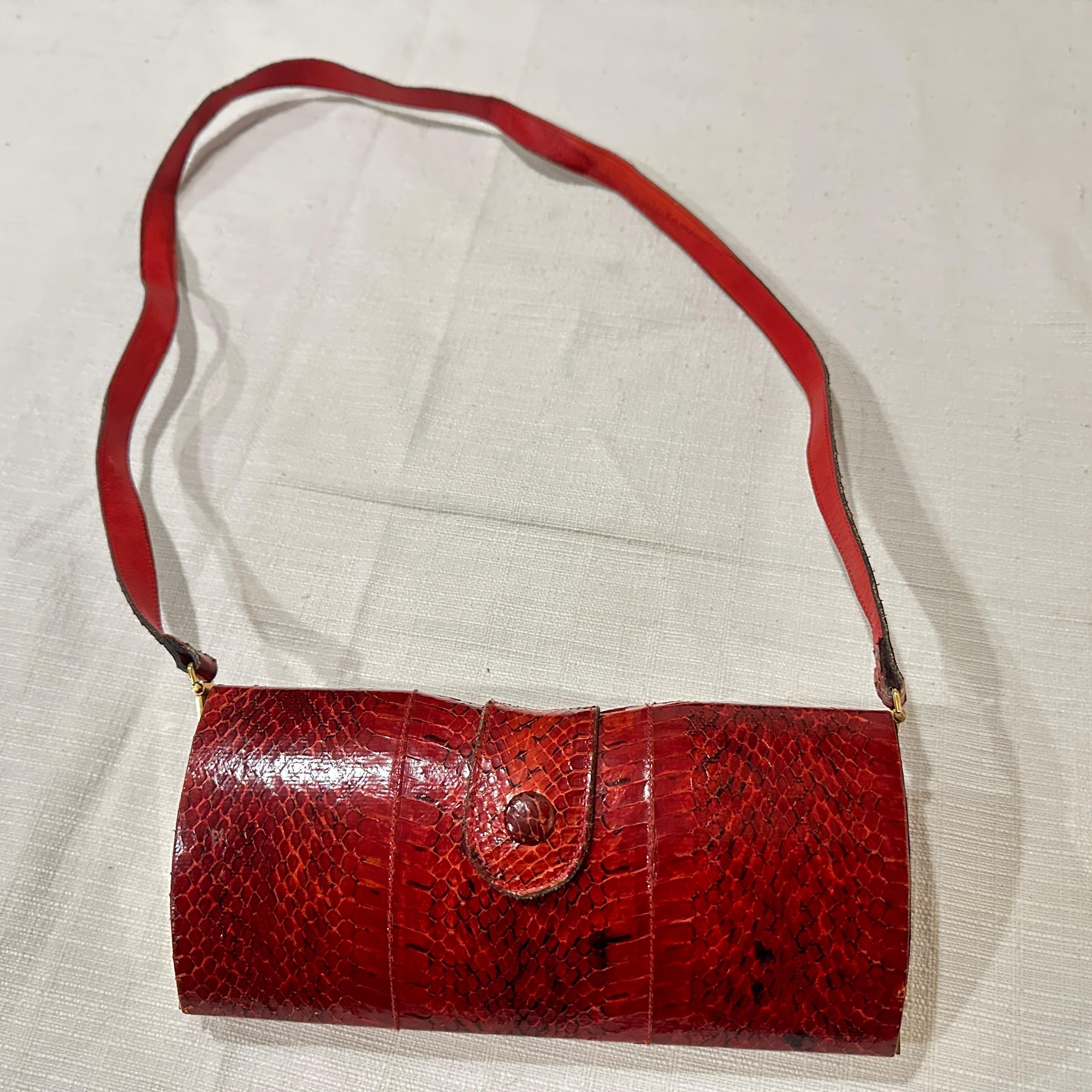 A 1970s Textured Red Leather and Brass ItalianShoulder Bag In Good Condition For Sale In Aci Castello, IT