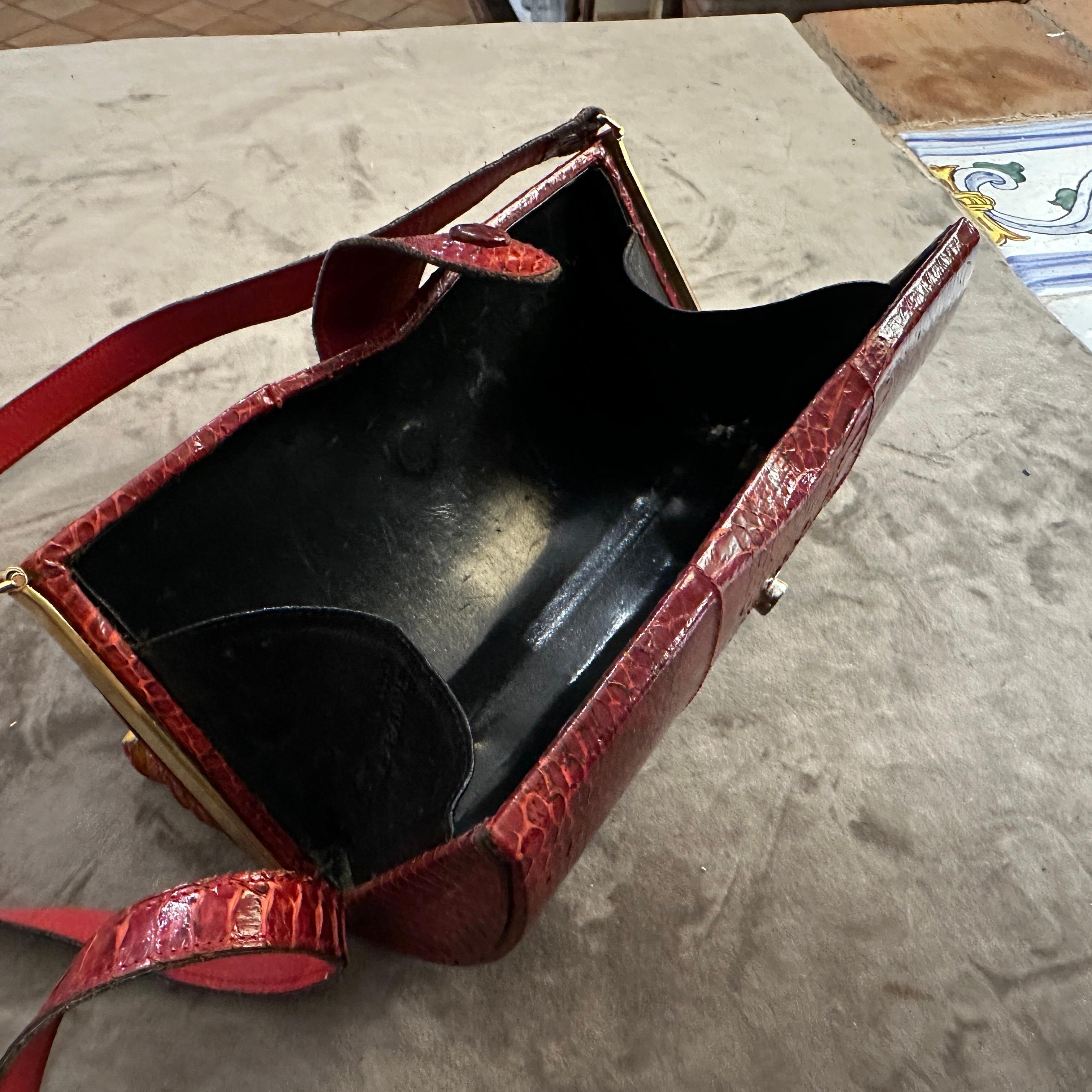A 1970s Textured Red Leather and Brass ItalianShoulder Bag For Sale 2
