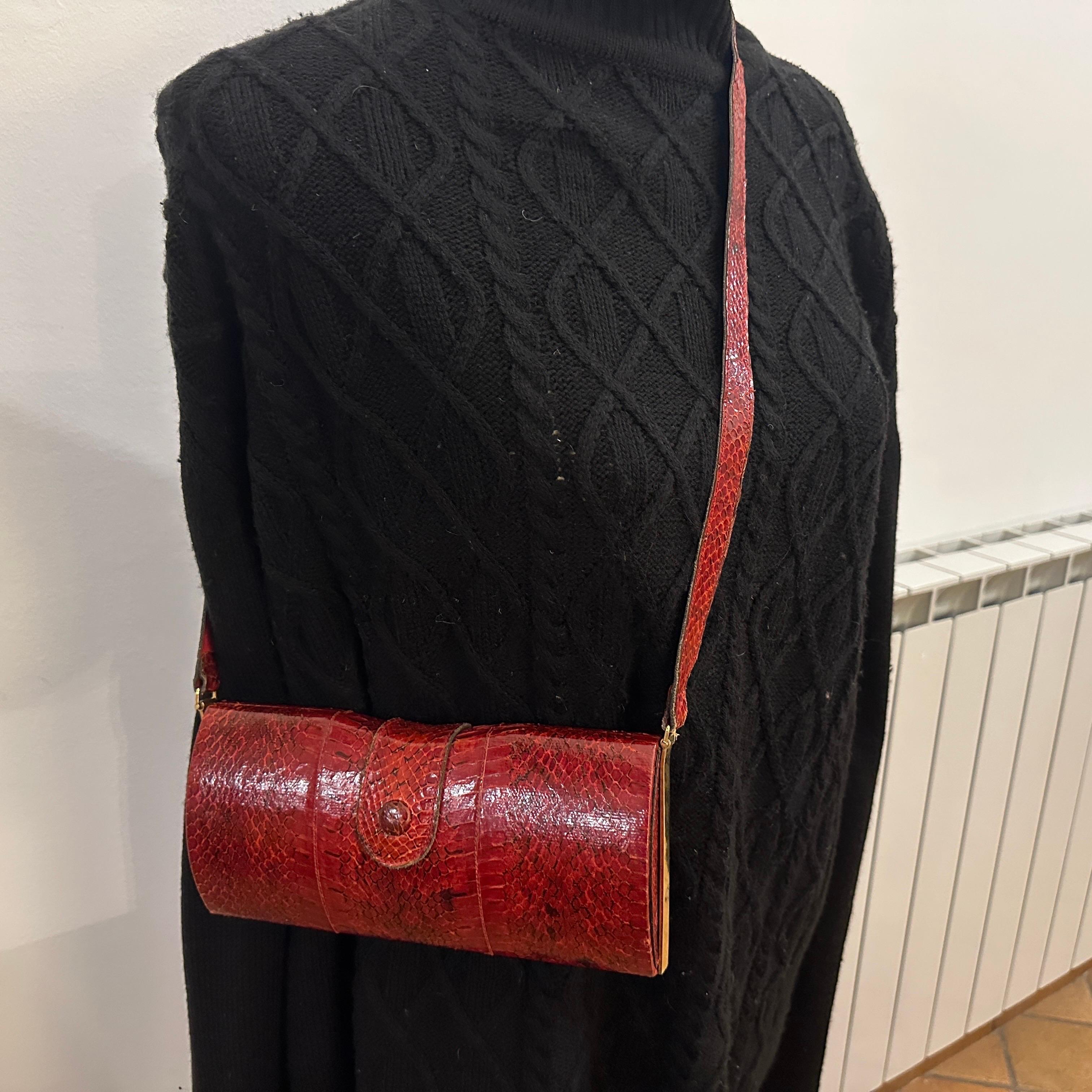 A 1970s Textured Red Leather and Brass ItalianShoulder Bag For Sale 3