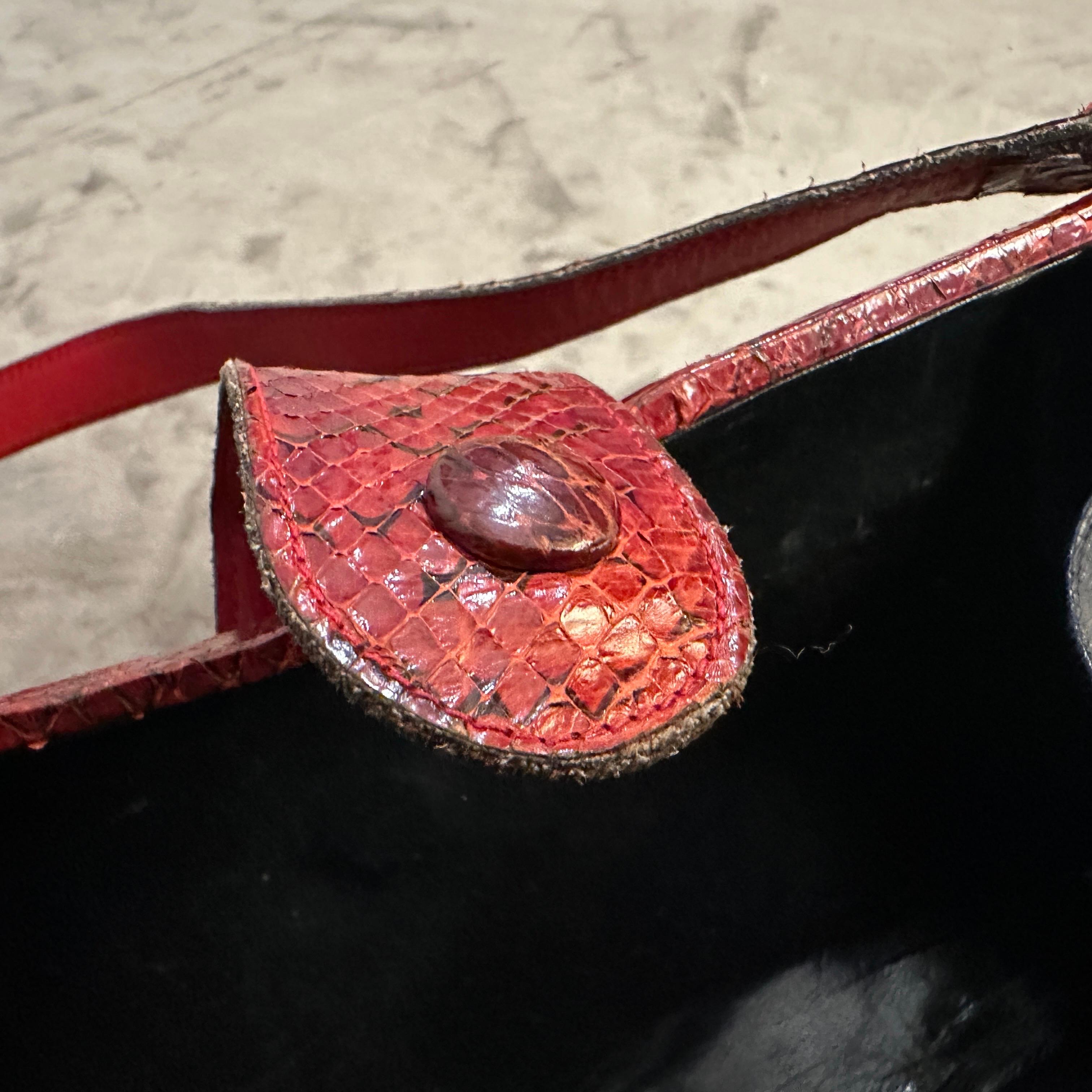 A 1970s Textured Red Leather and Brass ItalianShoulder Bag For Sale 4