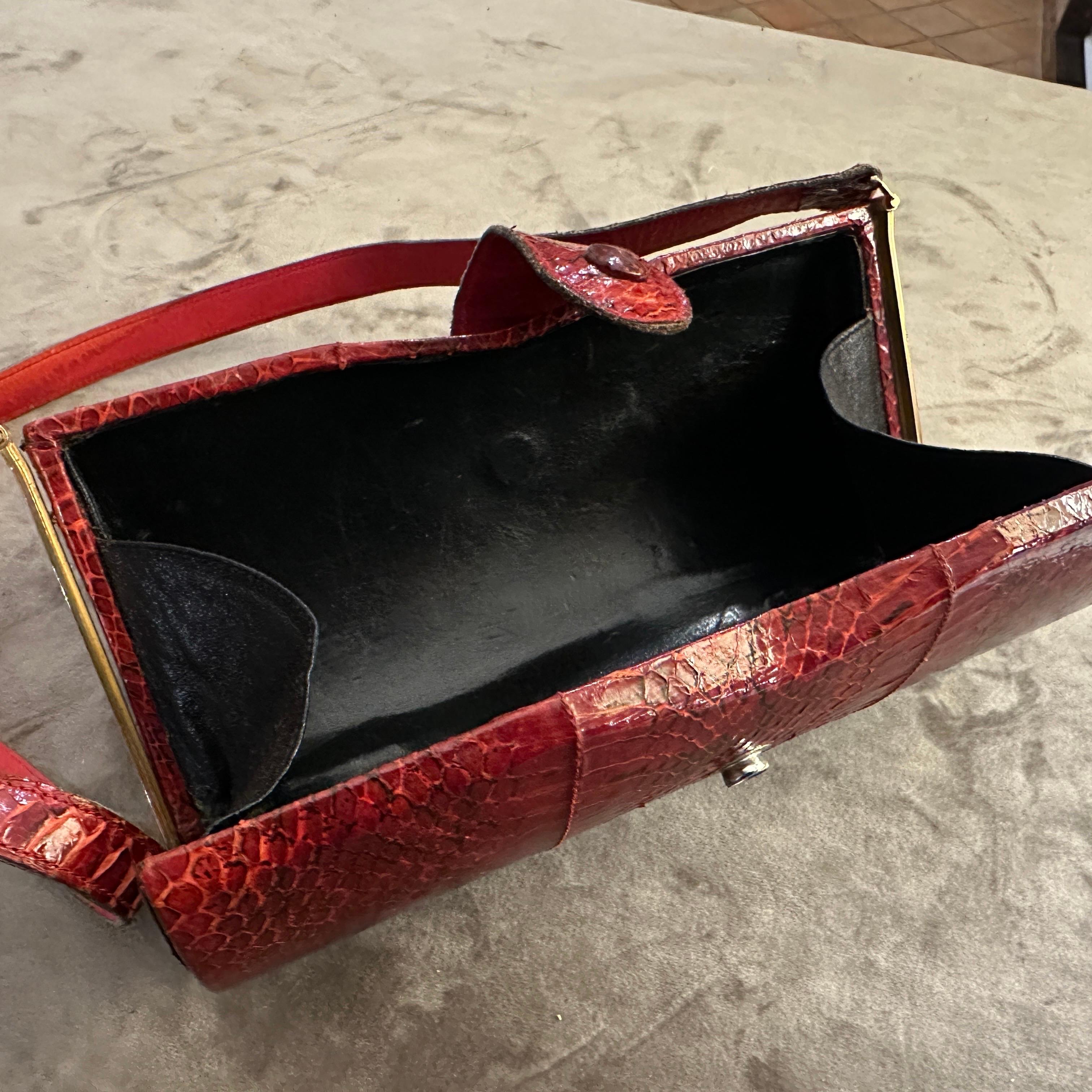 A 1970s Textured Red Leather and Brass ItalianShoulder Bag For Sale 5