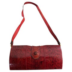 Una borsa a tracolla italiana in pelle rossa e ottone degli anni '70