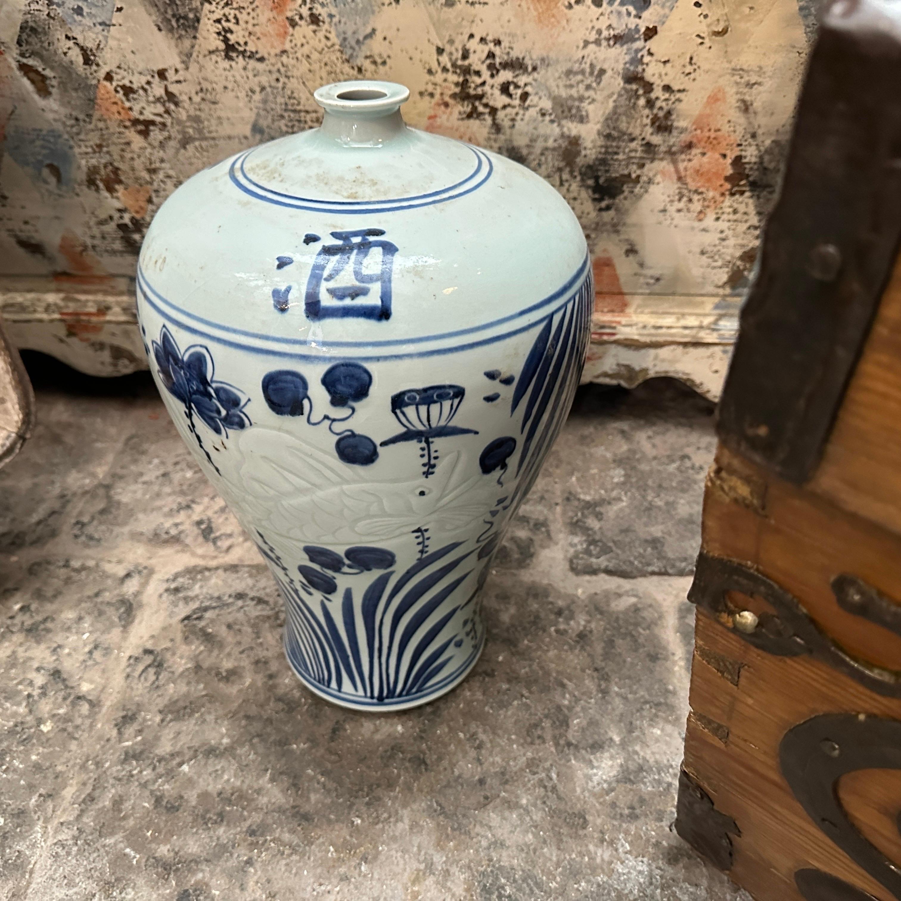 A 1970s Traditional Blue and White Ceramic Chinese Vase For Sale 1