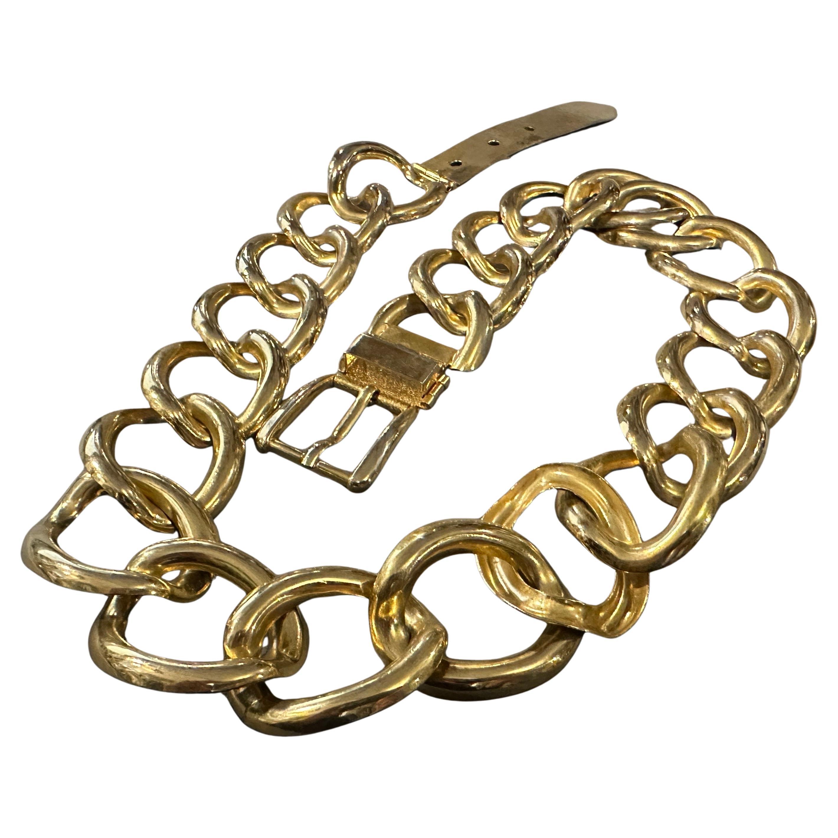 Make a powerful statement with this exceptional 1970s vintage belt, meticulously crafted in Italy from lustrous gold-tone brass. This piece perfectly embodies the bold, glamorous aesthetic of the disco era, making it an undeniable focal point for