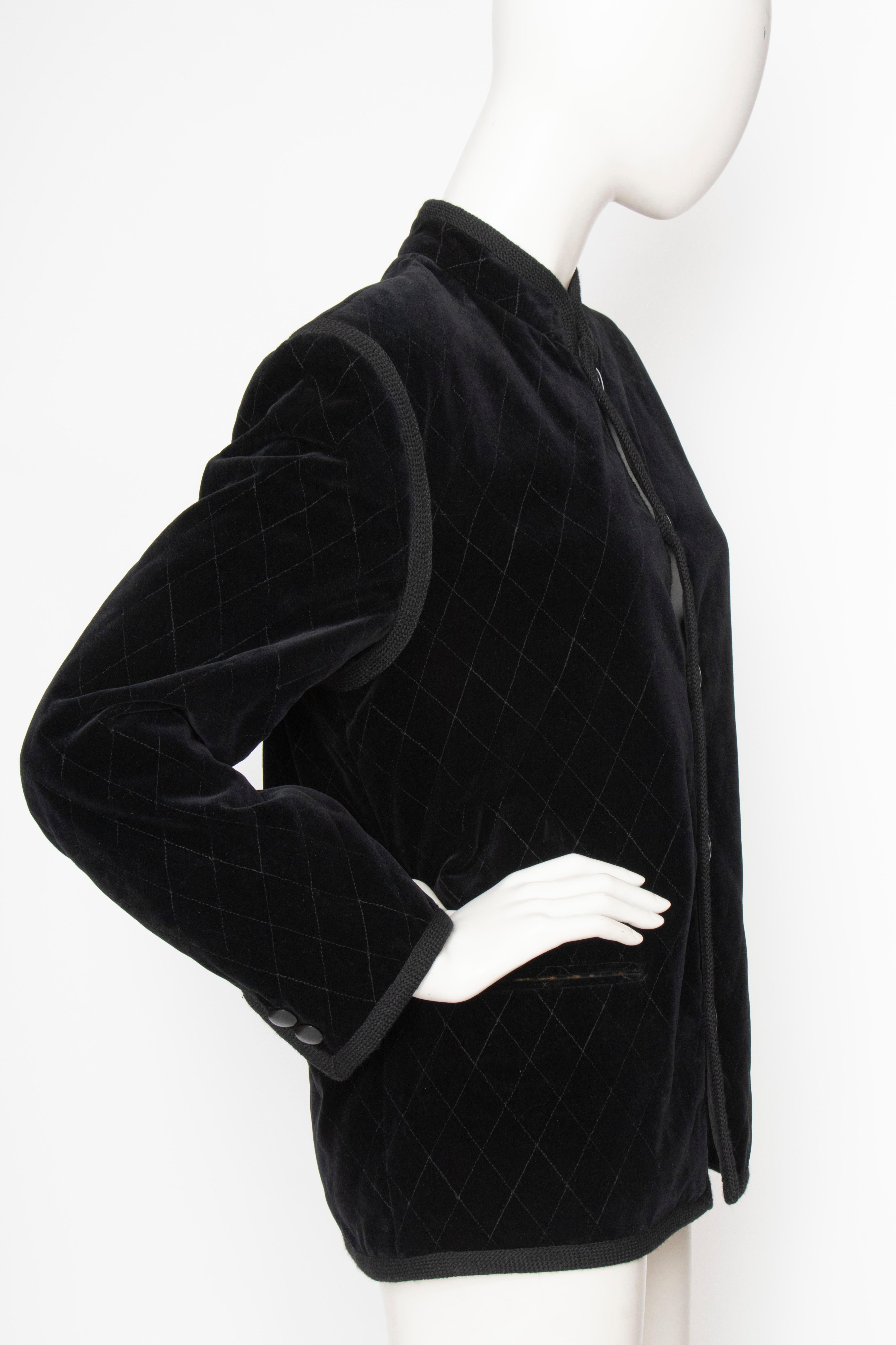 A 1970s Vintage Quilted Yves Saint Laurent Rive Gauche Velvet Jacket In Good Condition In Copenhagen, DK