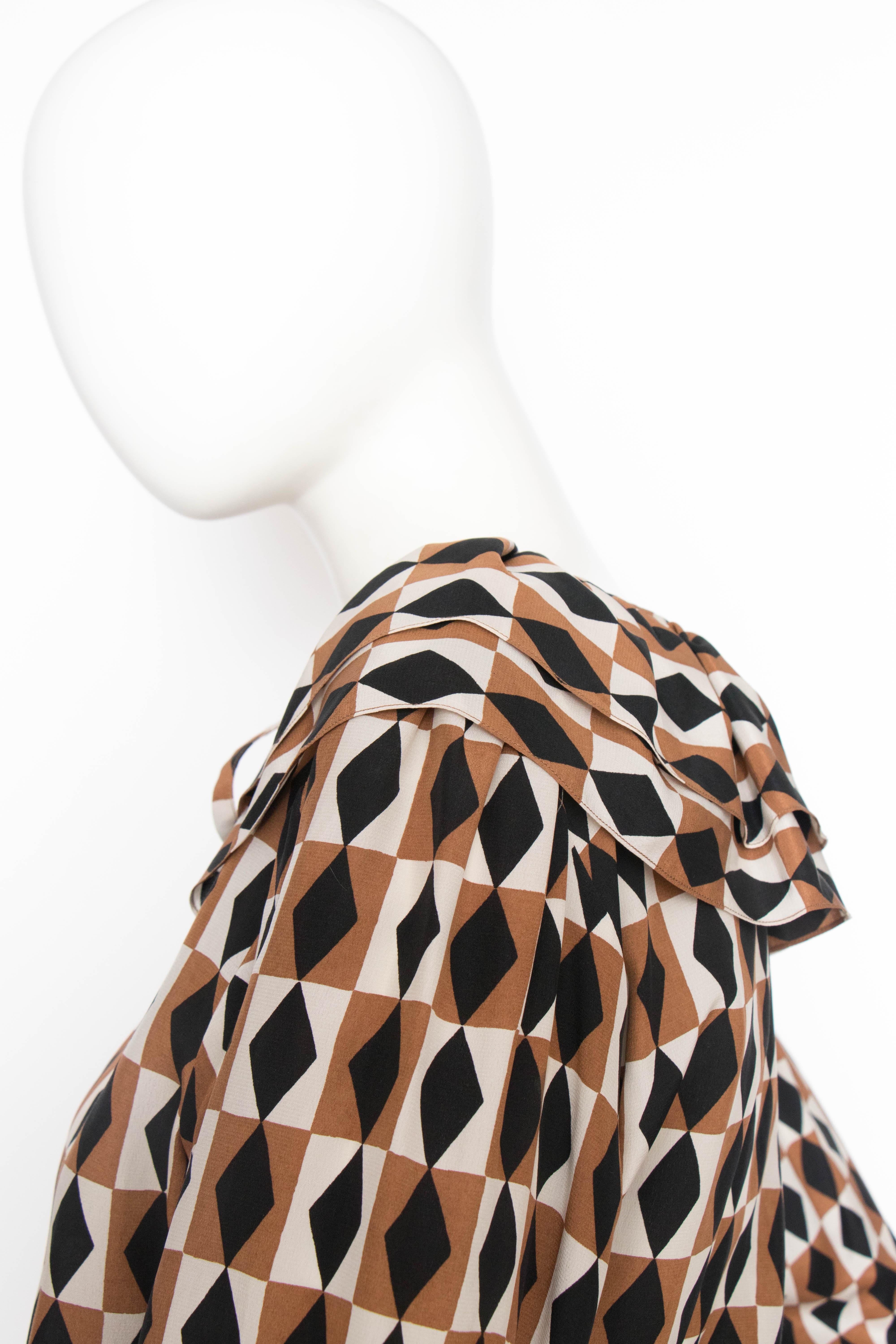 A 1970s Vintage Yves Saint Laurent Graphic Silk Day Dress  In Good Condition In Copenhagen, DK