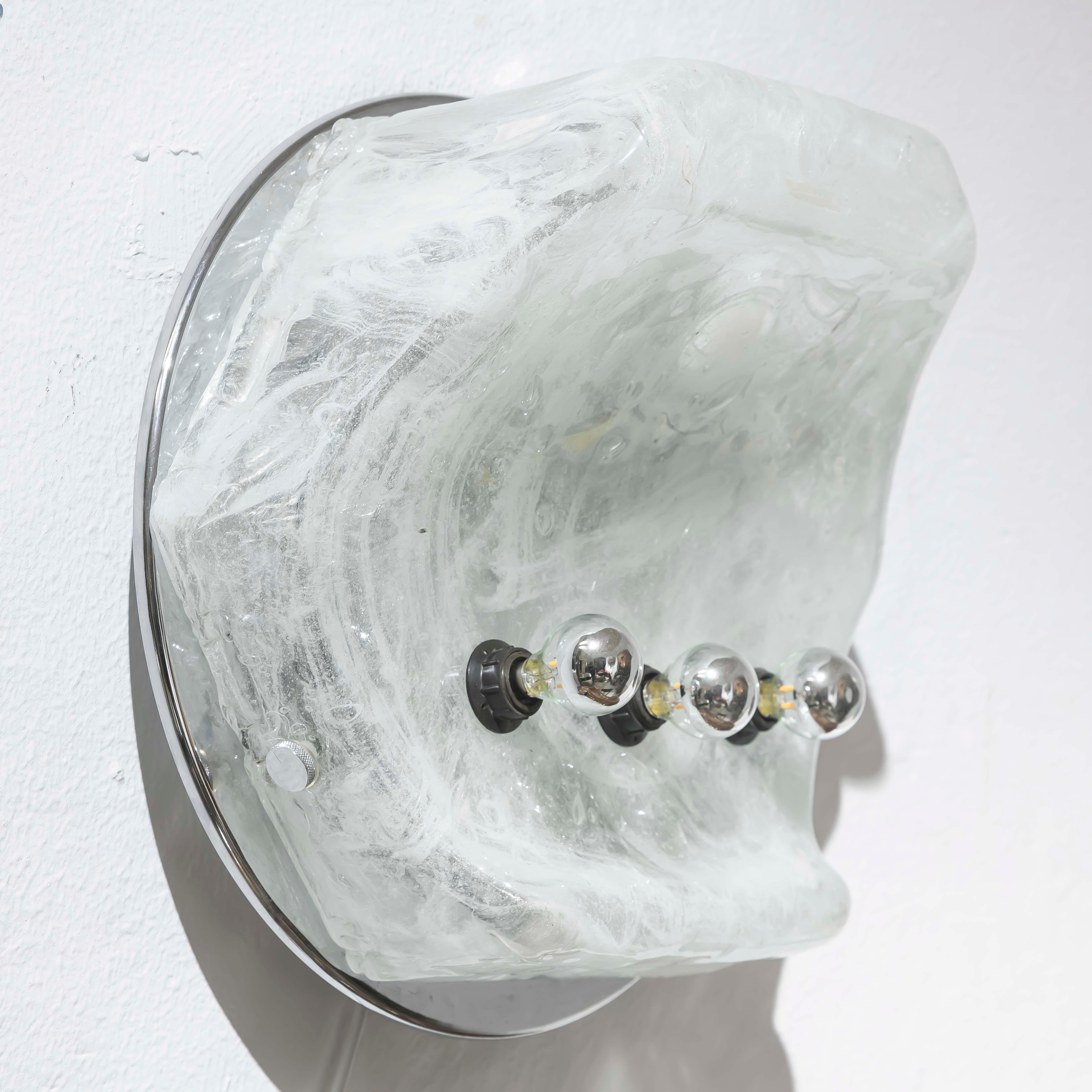 Le lampadaire/lampe murale en verre opalescent ICEBERG des années 1970 est une pièce qui allie l'élégance intemporelle à un design artistique audacieux. Fabriquée à Murano, en Italie, où se trouvent les verriers les plus renommés au monde, cette