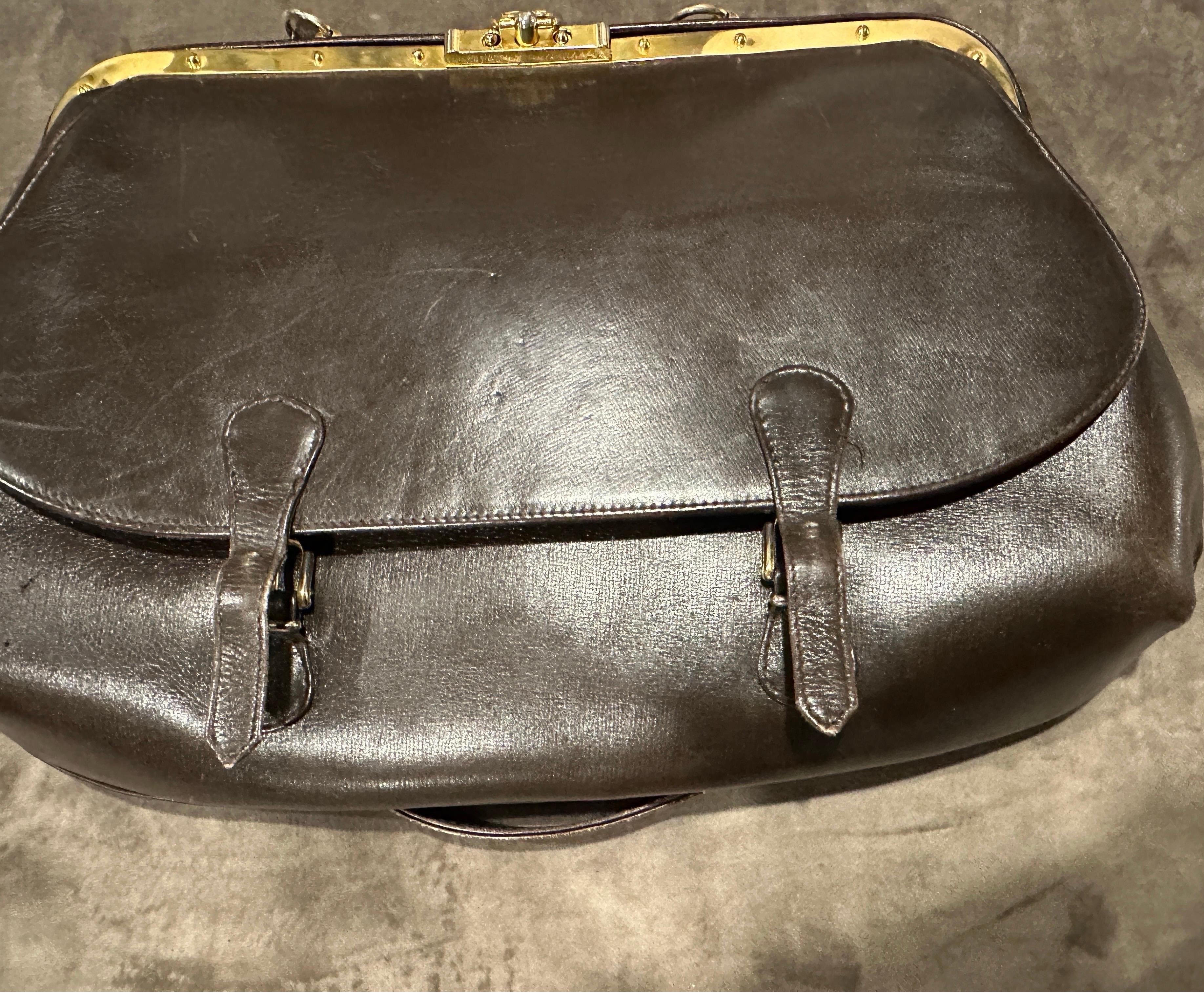 Sac à bandoulière iconique en cuir marron et laiton doré de Roberta di Camerino, datant de 1978 en vente 5