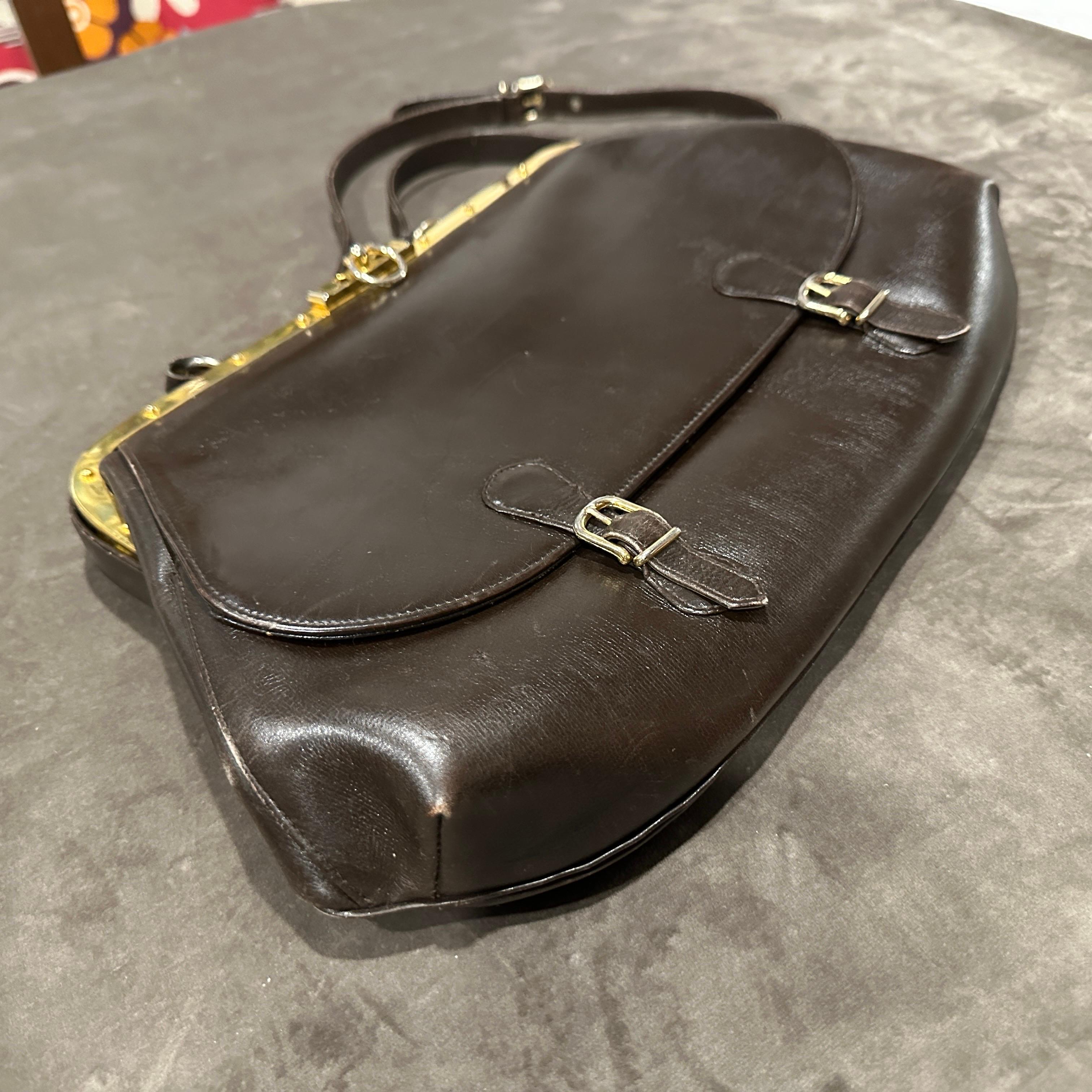 Sac à bandoulière iconique en cuir marron et laiton doré de Roberta di Camerino, datant de 1978 en vente 7