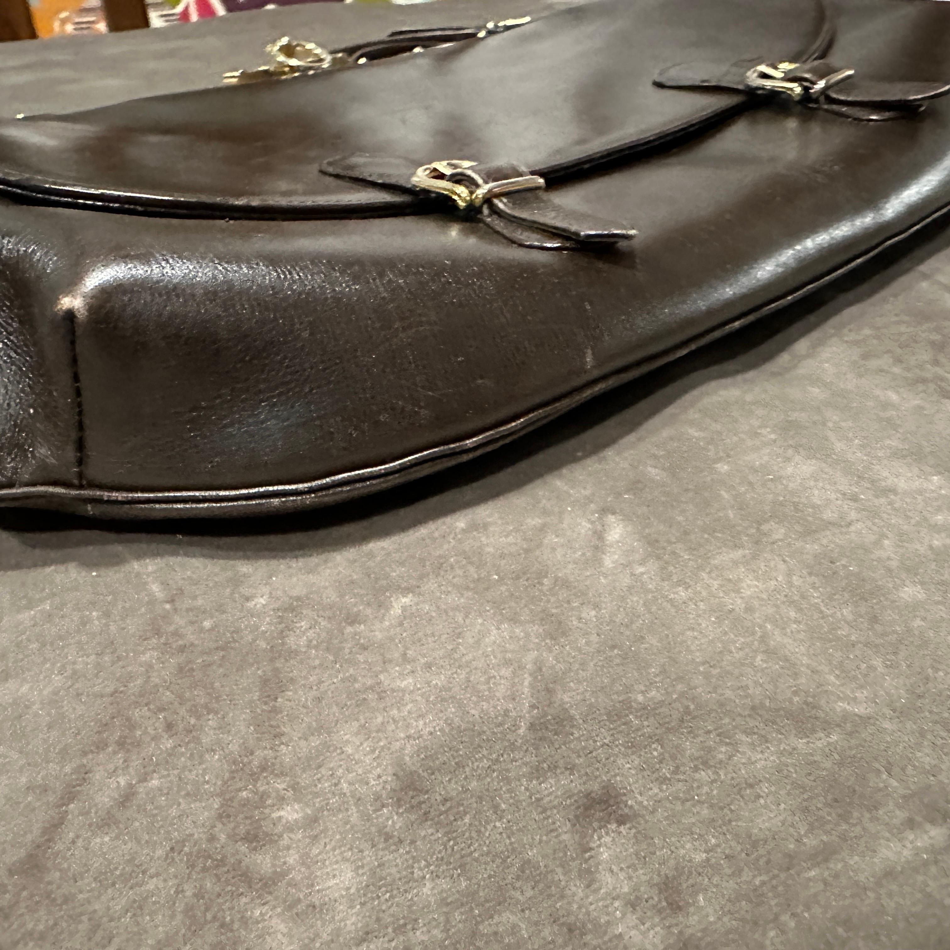 Sac à bandoulière iconique en cuir marron et laiton doré de Roberta di Camerino, datant de 1978 en vente 8