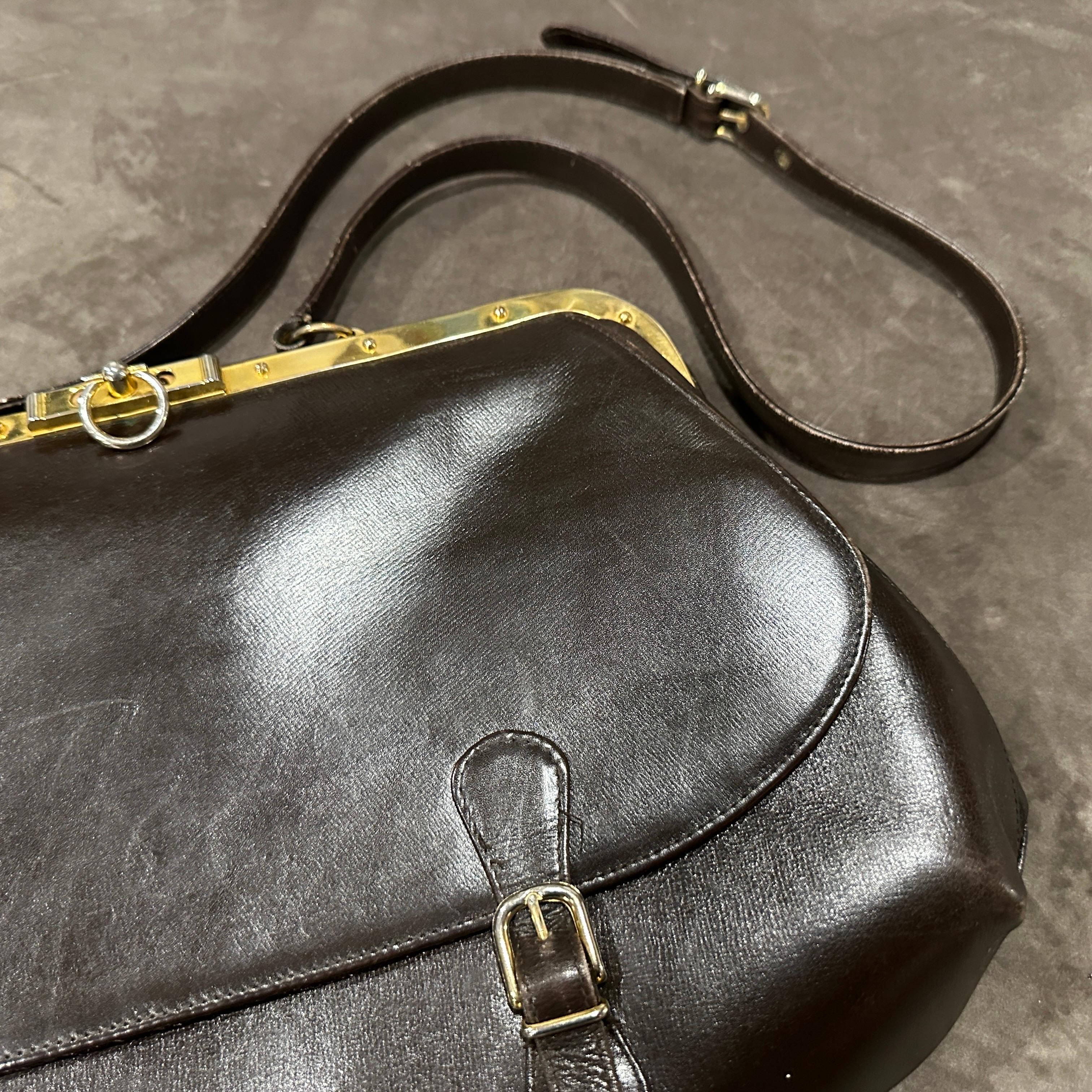 Sac à bandoulière iconique en cuir marron et laiton doré de Roberta di Camerino, datant de 1978 en vente 9